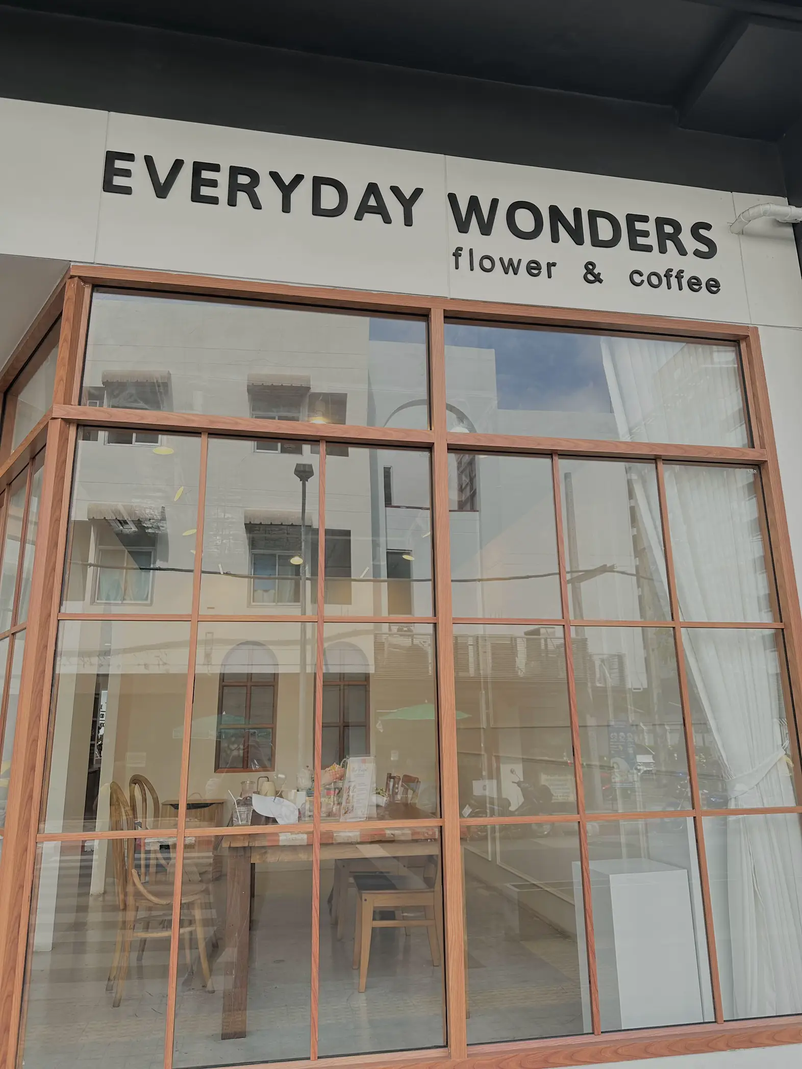 Everyday Wonders Flower & Coffee คาเฟ่ดอกไม้ สามย่าน แกลเลอรีที่โพสต์