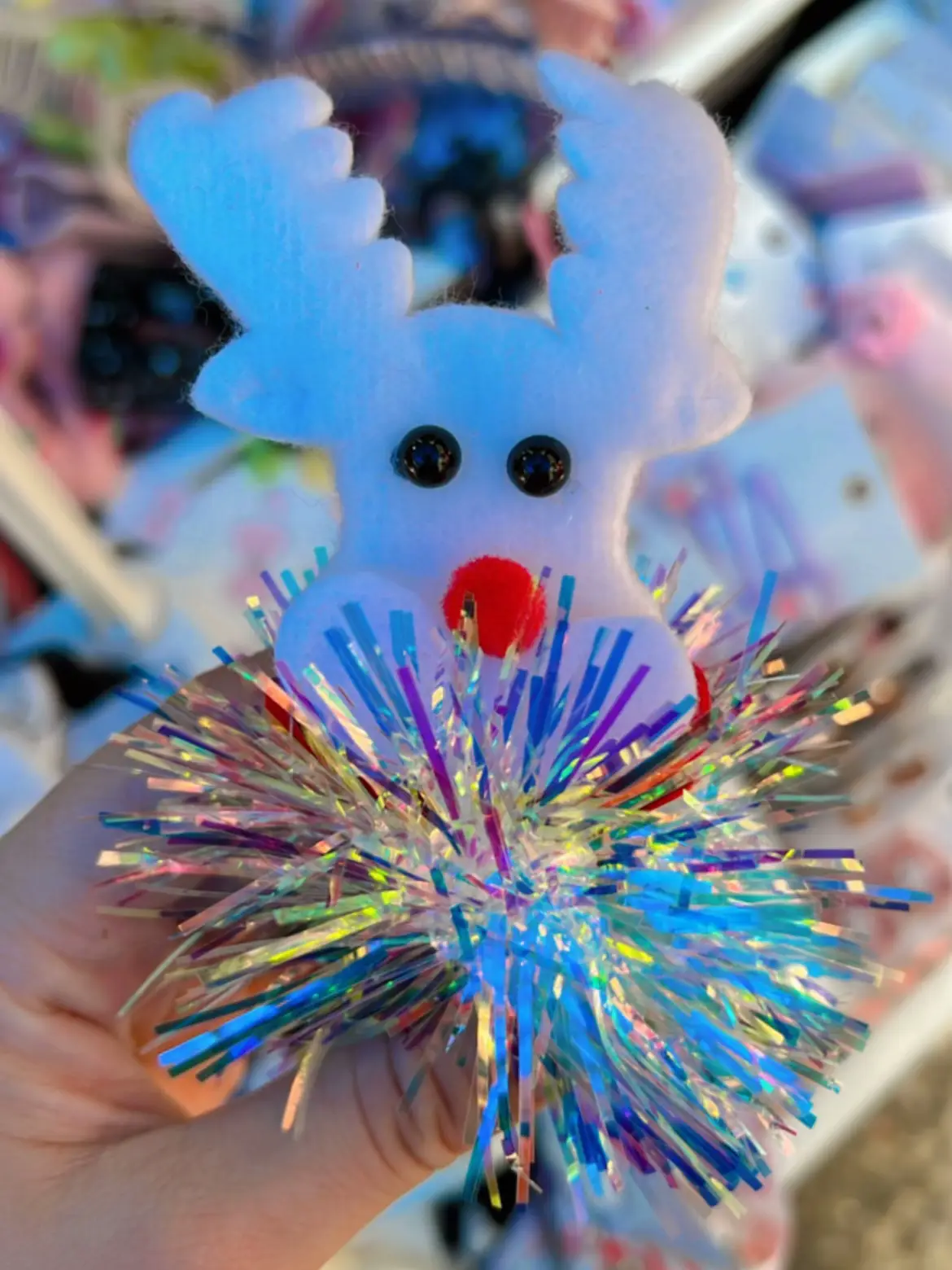 ヘアピンにはクリスマスライトが付いています。 | Suphansa Phakthが 