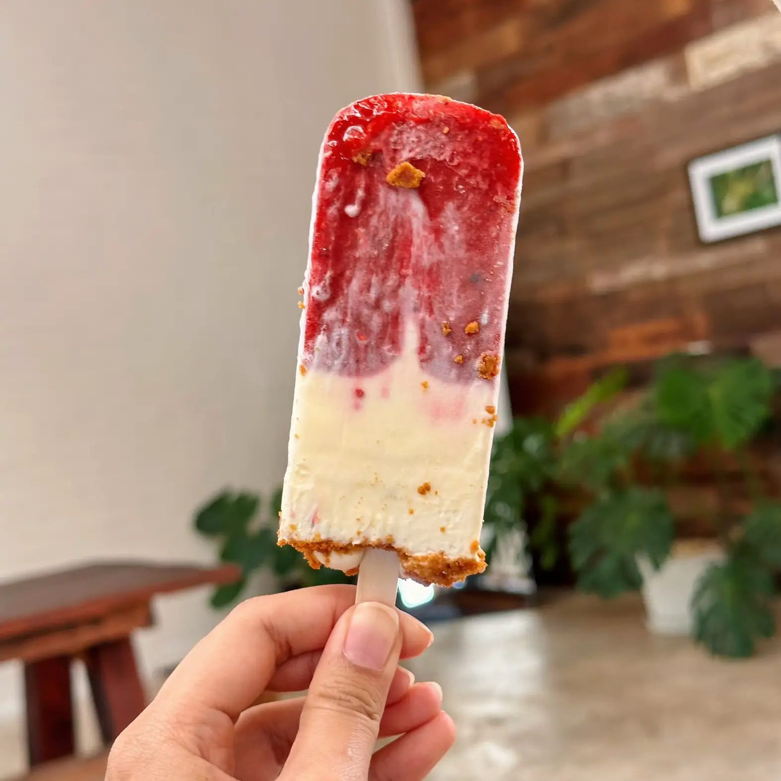 ノベルティの自家製アイスキャンディーショップ。彼は大きい。 🛖🌿🍦 | On the cafeが投稿したフォトブック | Lemon8