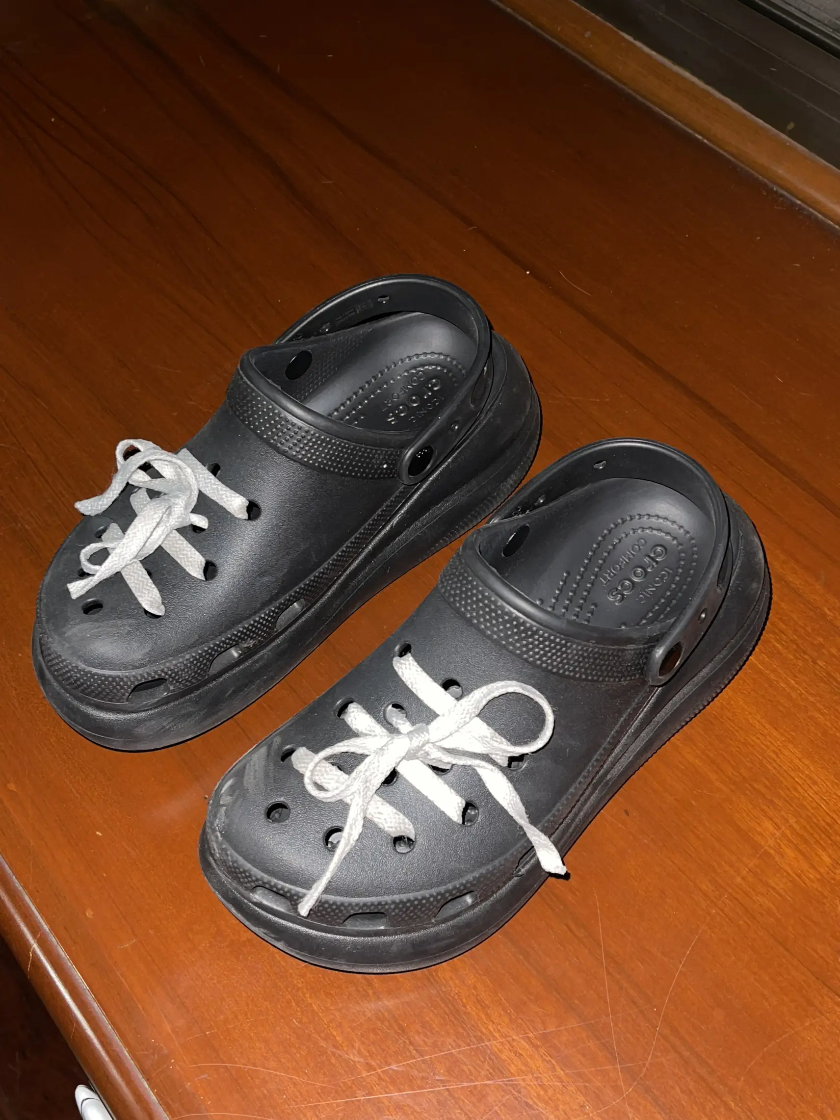 How to properly insert your Crocs Charms/Decor (My Experience) #howto #diy # crocs 