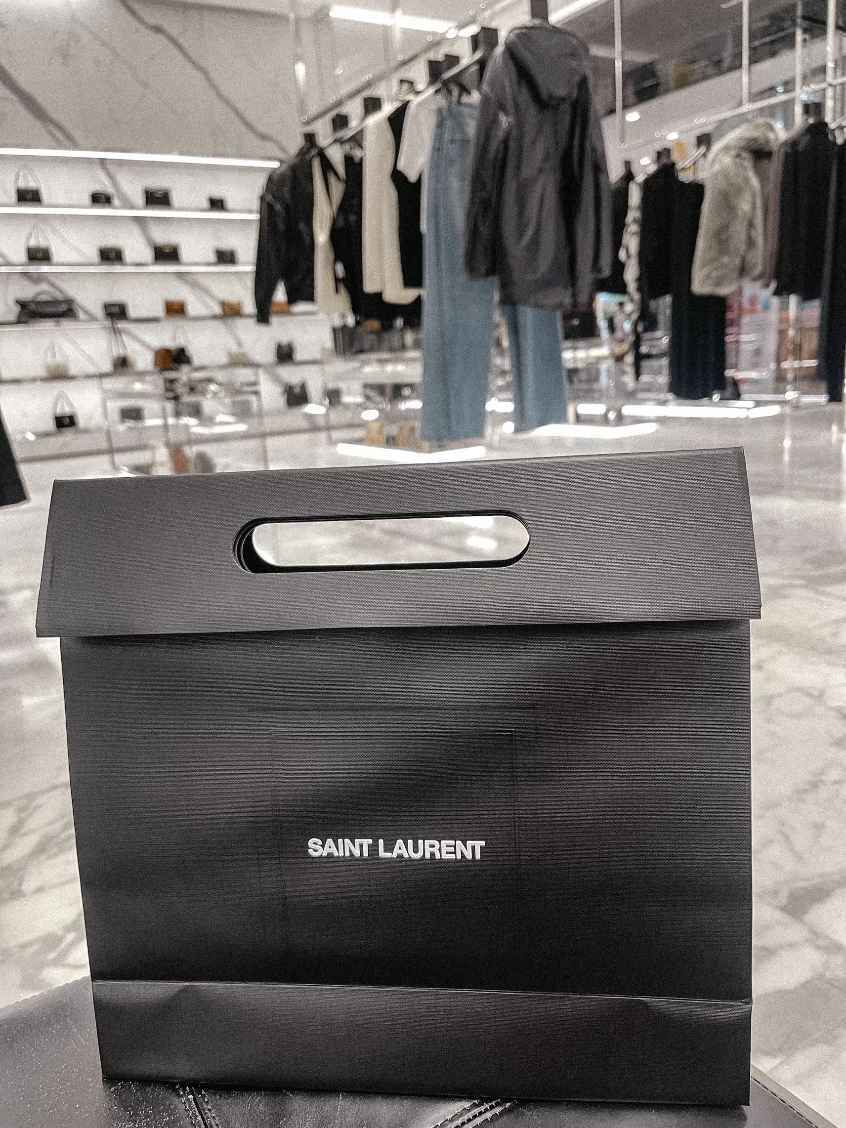 Saint laurent outlet emquartier