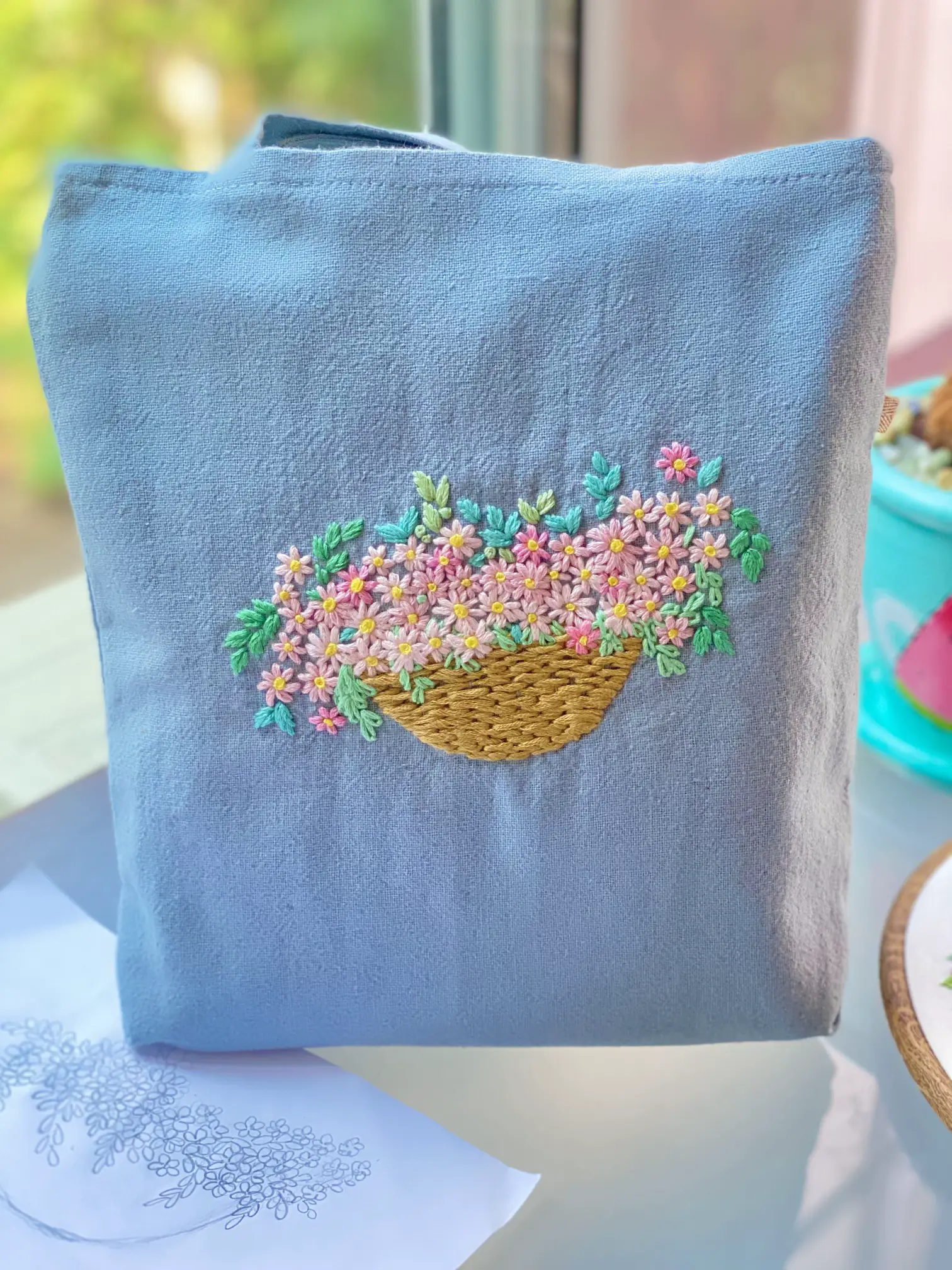 シンプルな花の刺繍のアイデアは、ポケットにアートを作成します