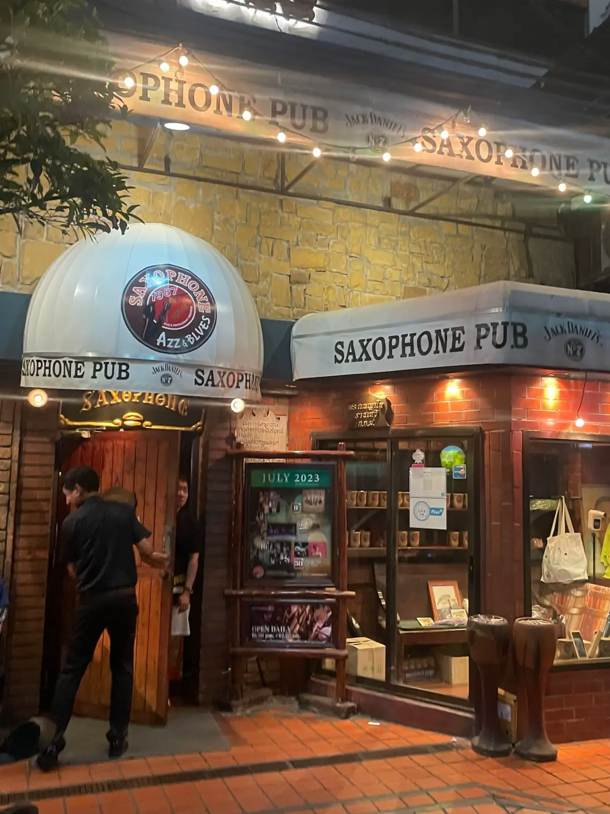 SAXOPHONE PUB 🍸 บาร์เพลงแจ๊ส มู้ดดี ใจกลางอนุสาวรีย์ 🍹 🪩 แกลเลอรีที่โพสต์โดย Mmintt.et Lemon8