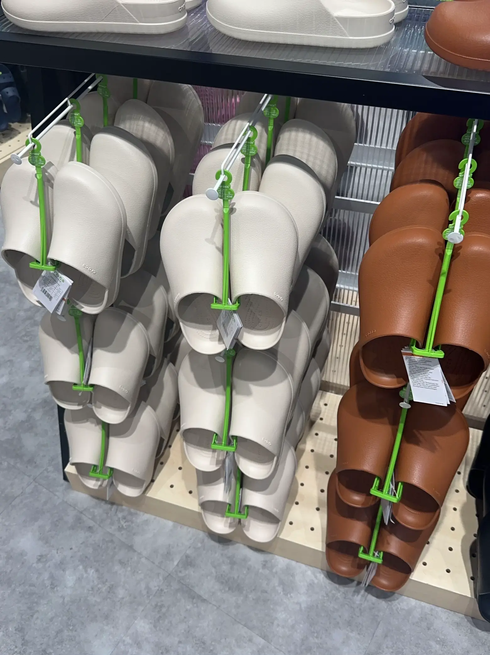 19 ไอเดียยอดนิยมเกี่ยวกับ Adidas Adilette Clogs Vs Crocs ในปี 2024