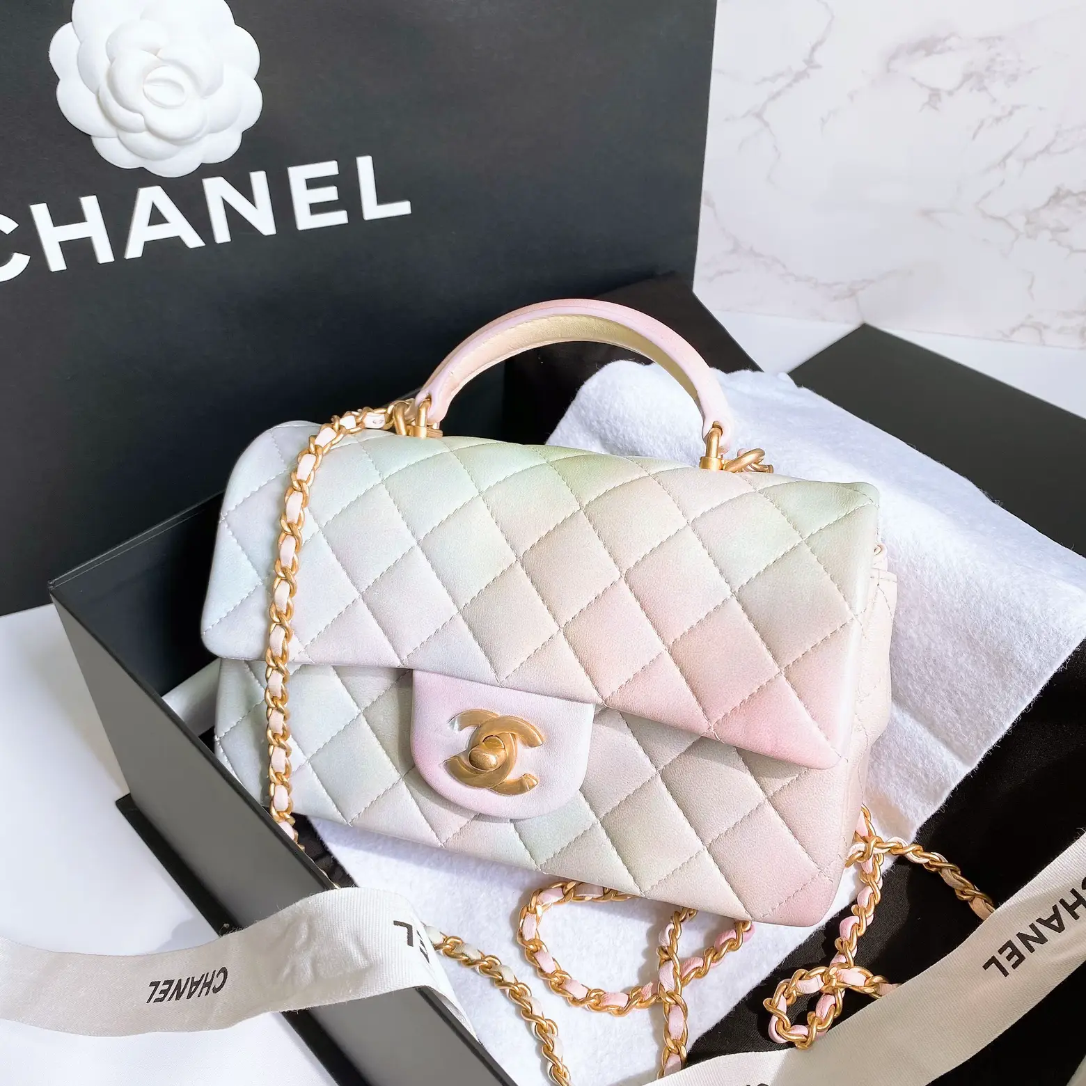 CHANEL l淡粉小羊皮迷你手把口盖包✨ | Emma Ammeが投稿したフォト