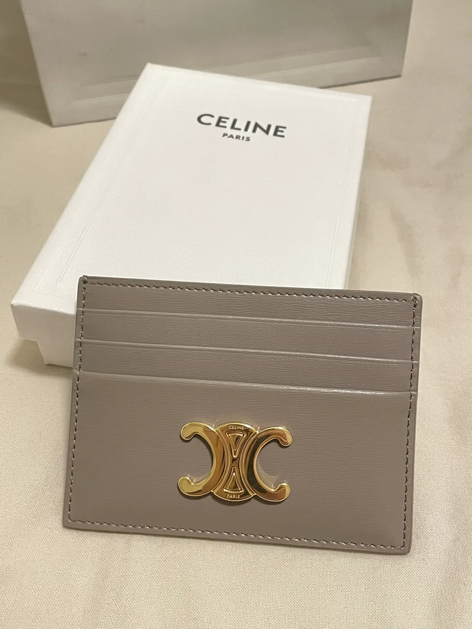 Celine TRIOMPHE Card holder สีเทาเพบเบิ้ล แกลเลอรีที่โพสต์โดย