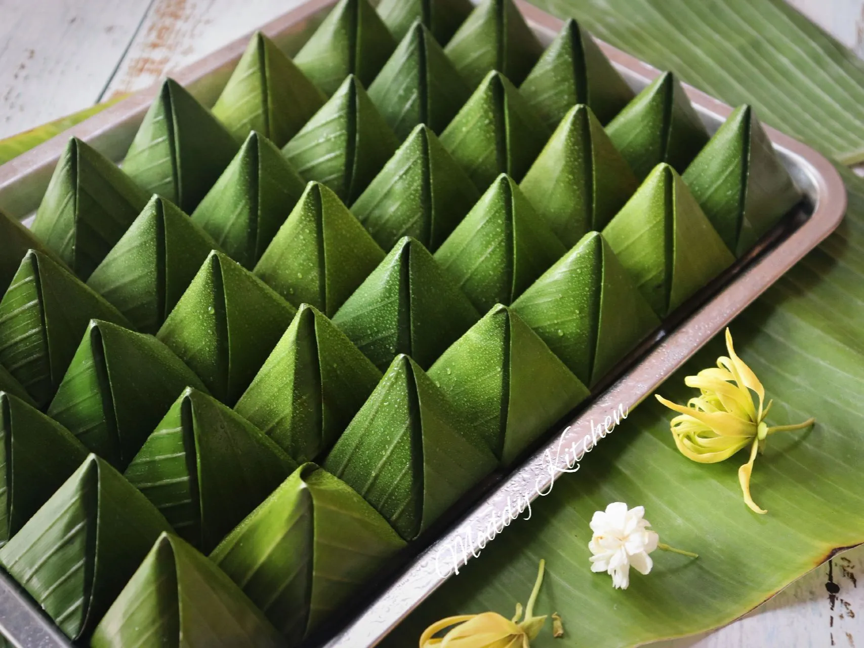 the-technique-of-steaming-candles-for-banana-leaves-gallery-posted-by