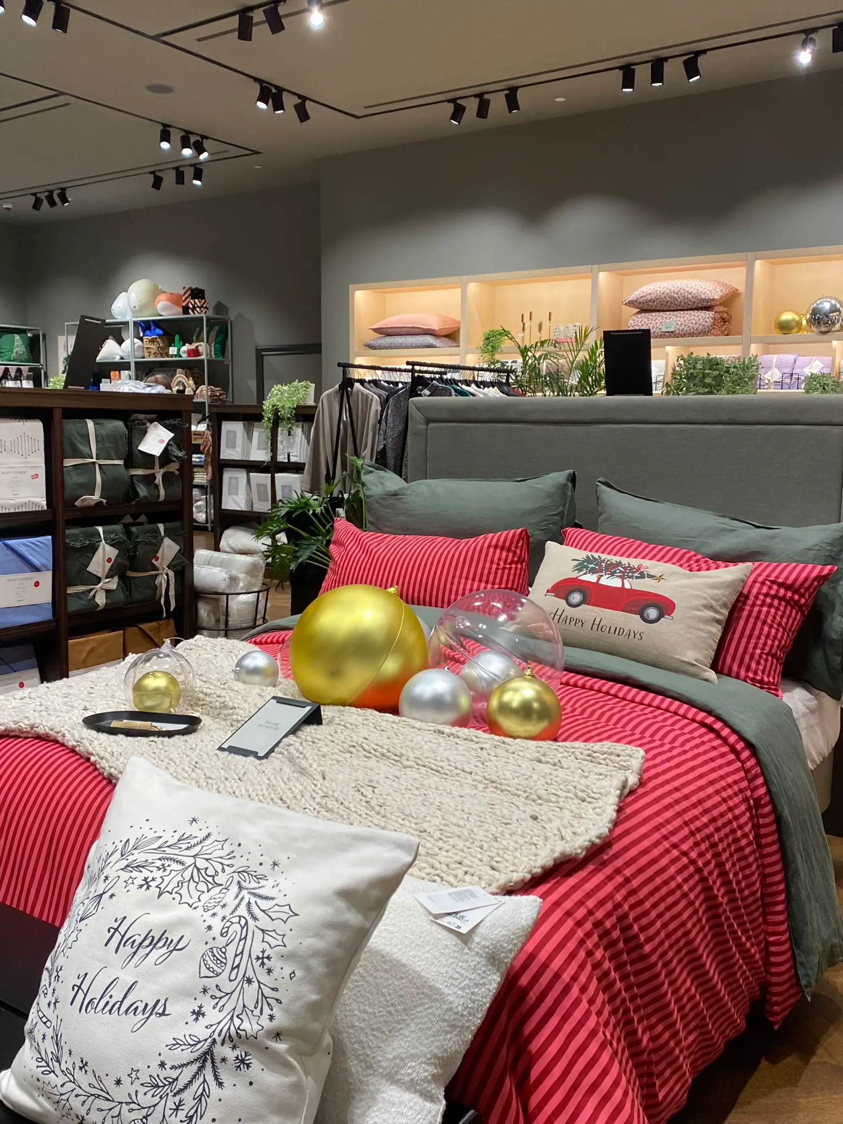 H & M Home Christmas แกลเลอรีที่โพสต์โดย Bumrptb Lemon8
