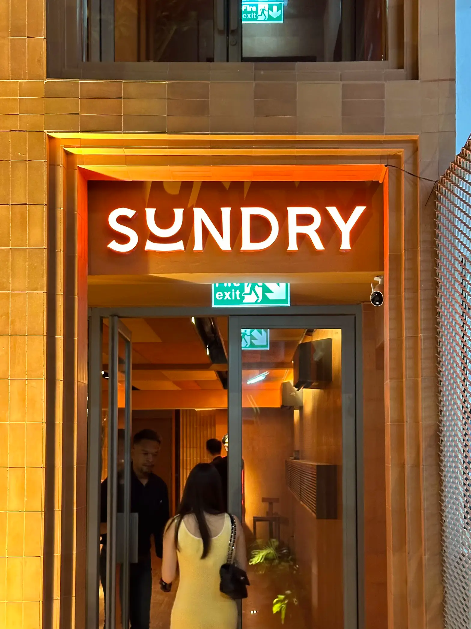 Sundry บาร์เปิดใหม่ย่านสาทร เพลงคือดีสุดๆๆ 🥂 | แกลเลอรีที่โพสต์โดย mmii