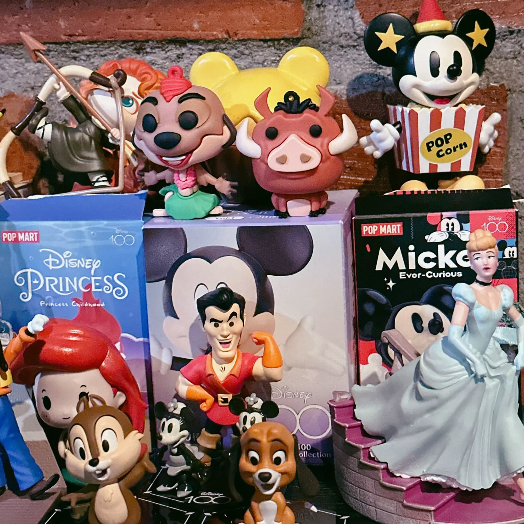 ตกแต่งห้องทำงานด้วยของสะสม Disney Only 🏰 | แกลเลอรีที่โพสต์โดย Disney