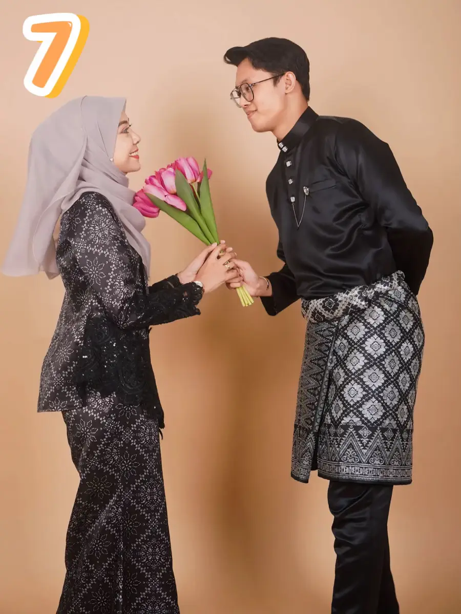 9 couple poses idea for Raya Studio Photoshoot! 🌙 | Galeri diposting ...