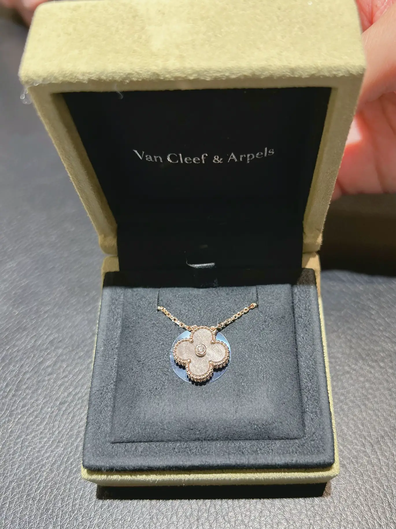 Van cleef 2019 holiday on sale pendant