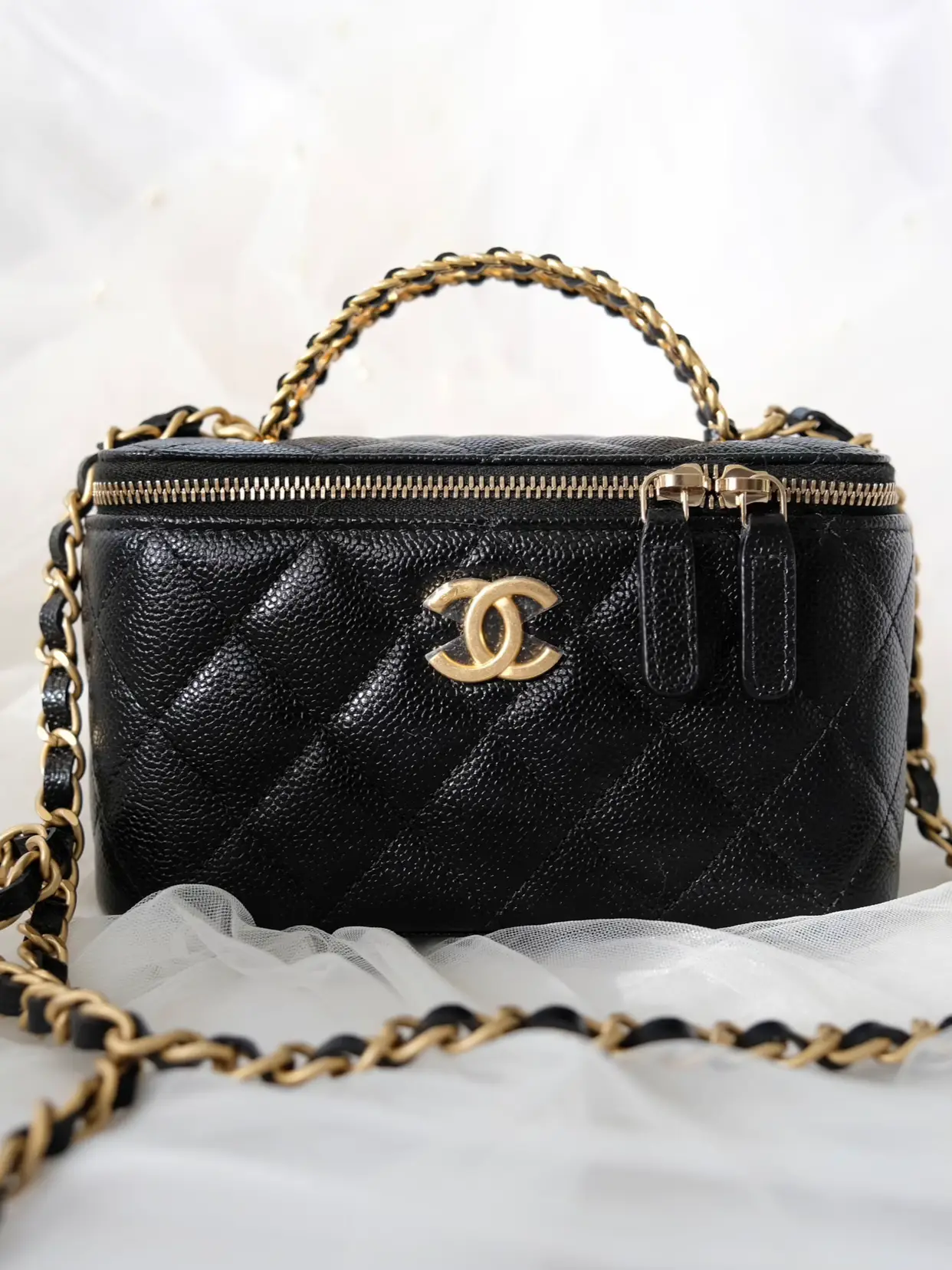 CHANEL 22 VANITY CASE BAG - 2022 / 22B NEW Collection : Unboxing / Modshots  / what fits?! 
