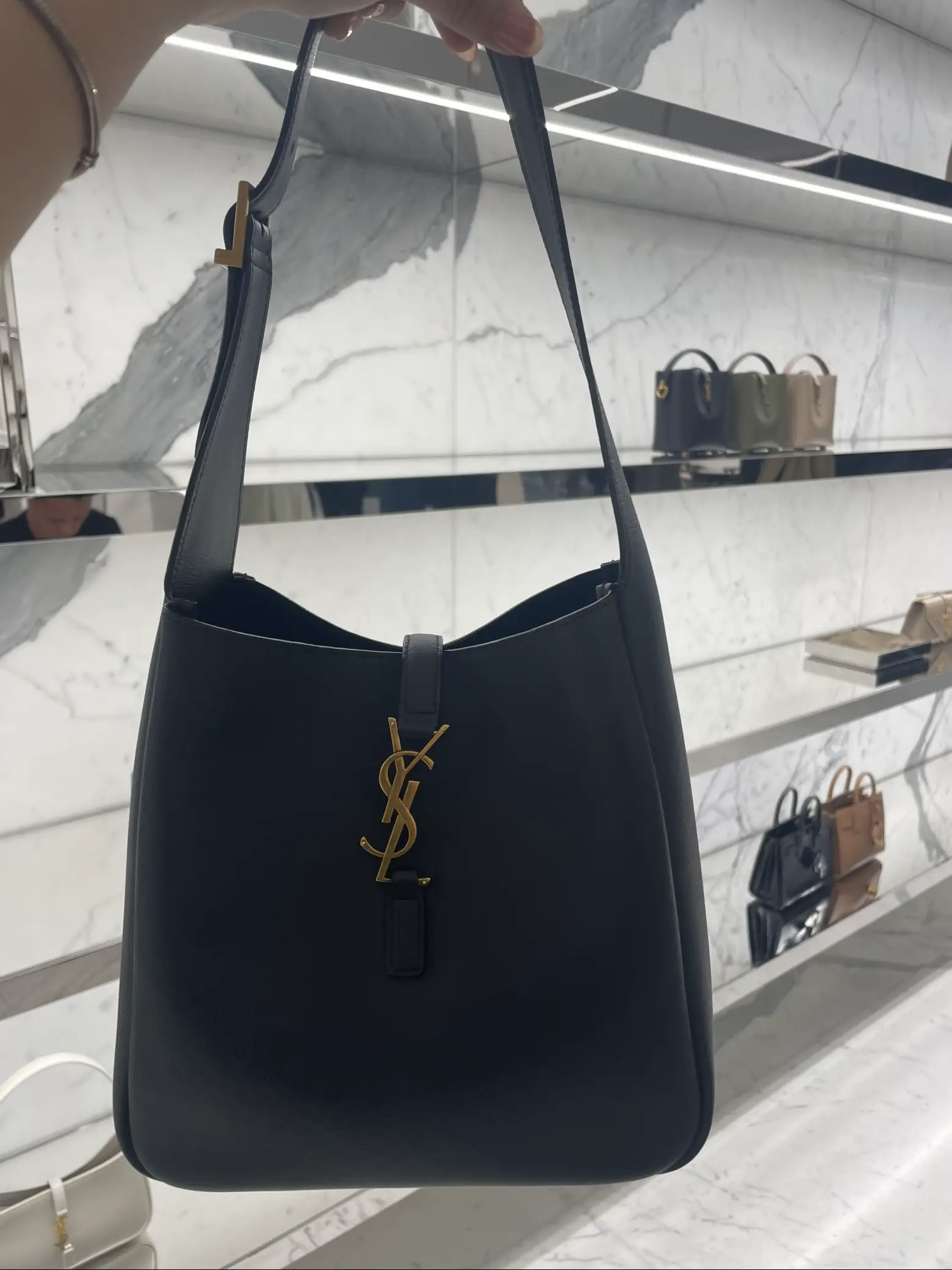 Bought my dream bag as a bday gift for myself🖤 แกลเลอรีที่โพสต์โดย