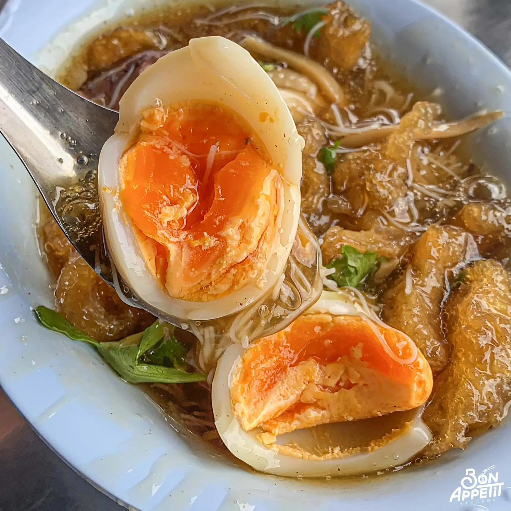 กระเพาะปลาเทเวศร์ 40฿ ให้เยอะจุกๆ คนต่อแถวยาวมาก! | แกลเลอรีที่โพสต์โดย