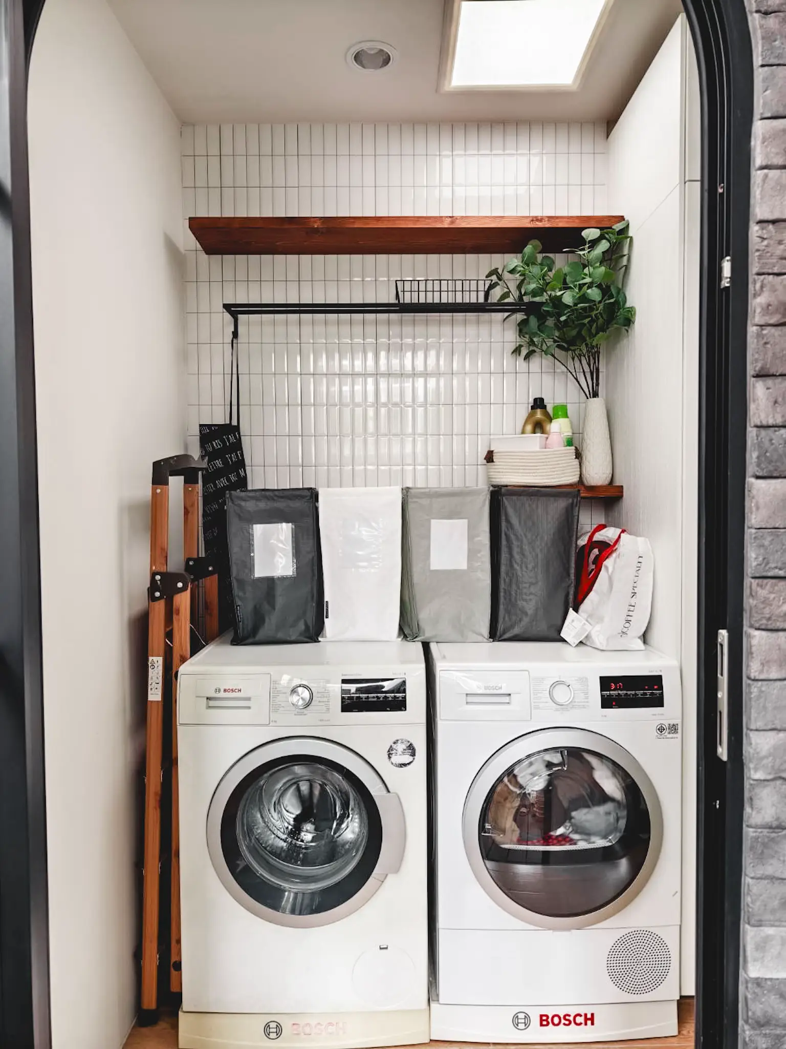 Laundry zone ขนาดเล็กในส่วนต่อเติม Townhome | แกลเลอรีที่โพสต์โดย Mean ...