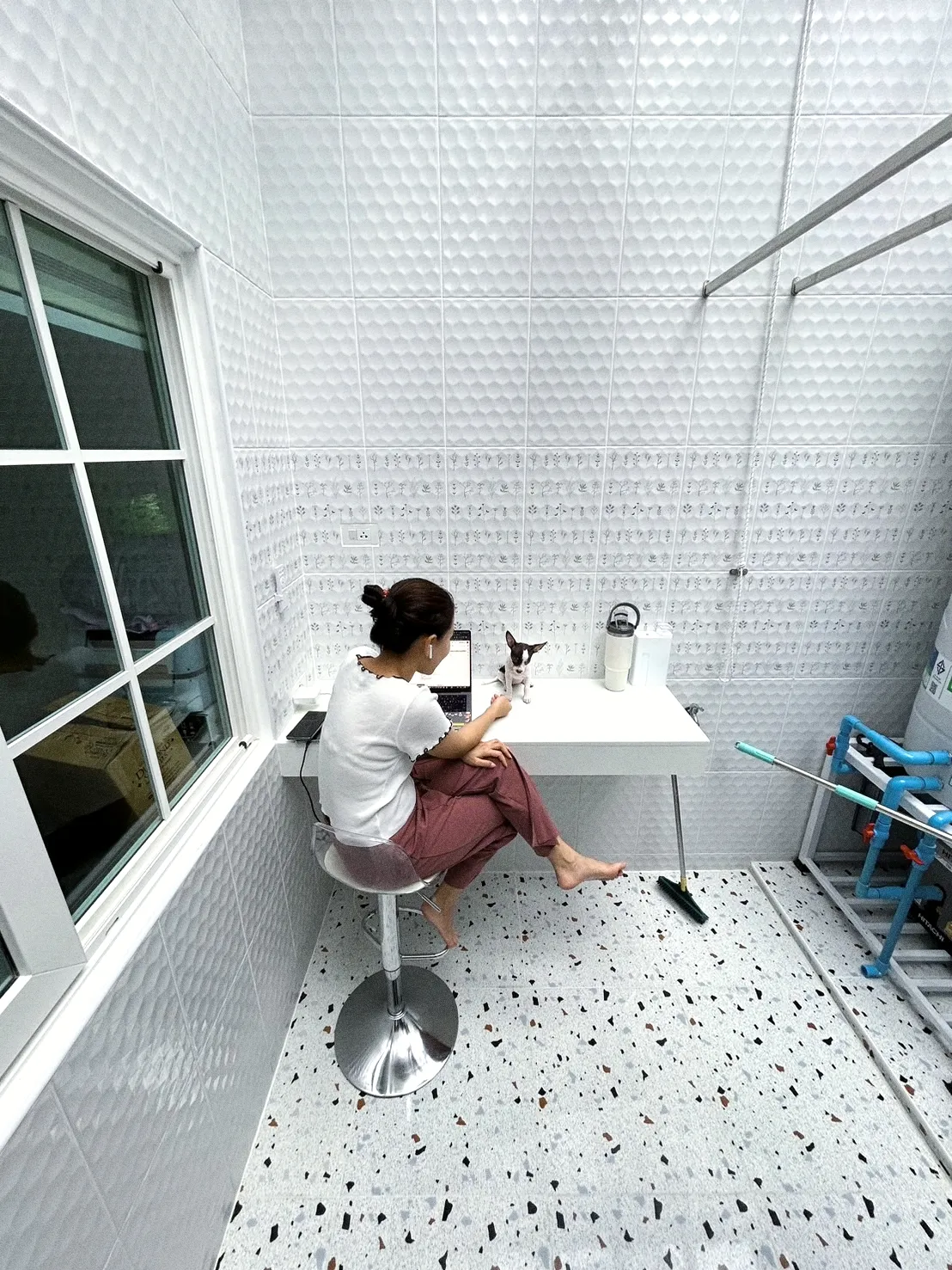 ห้องซักล้างบานเลื่อนใส พร้อมนั่งทำงาน | แกลเลอรีที่โพสต์โดย SJ Beyond ...