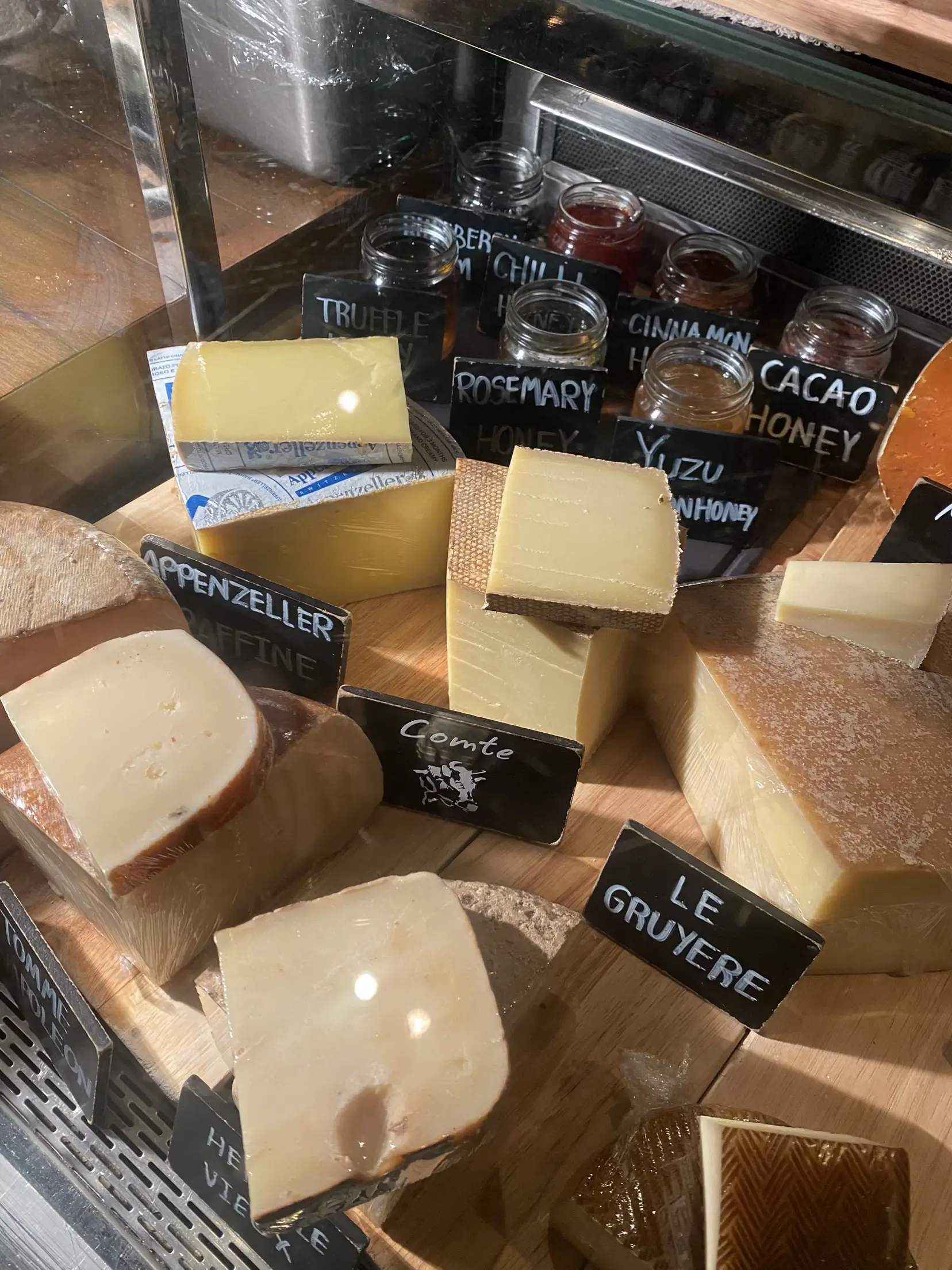 Scarlett Wine Bar & Restaurant 📍 แกลเลอรีที่โพสต์โดย Ammiemumi Lemon8