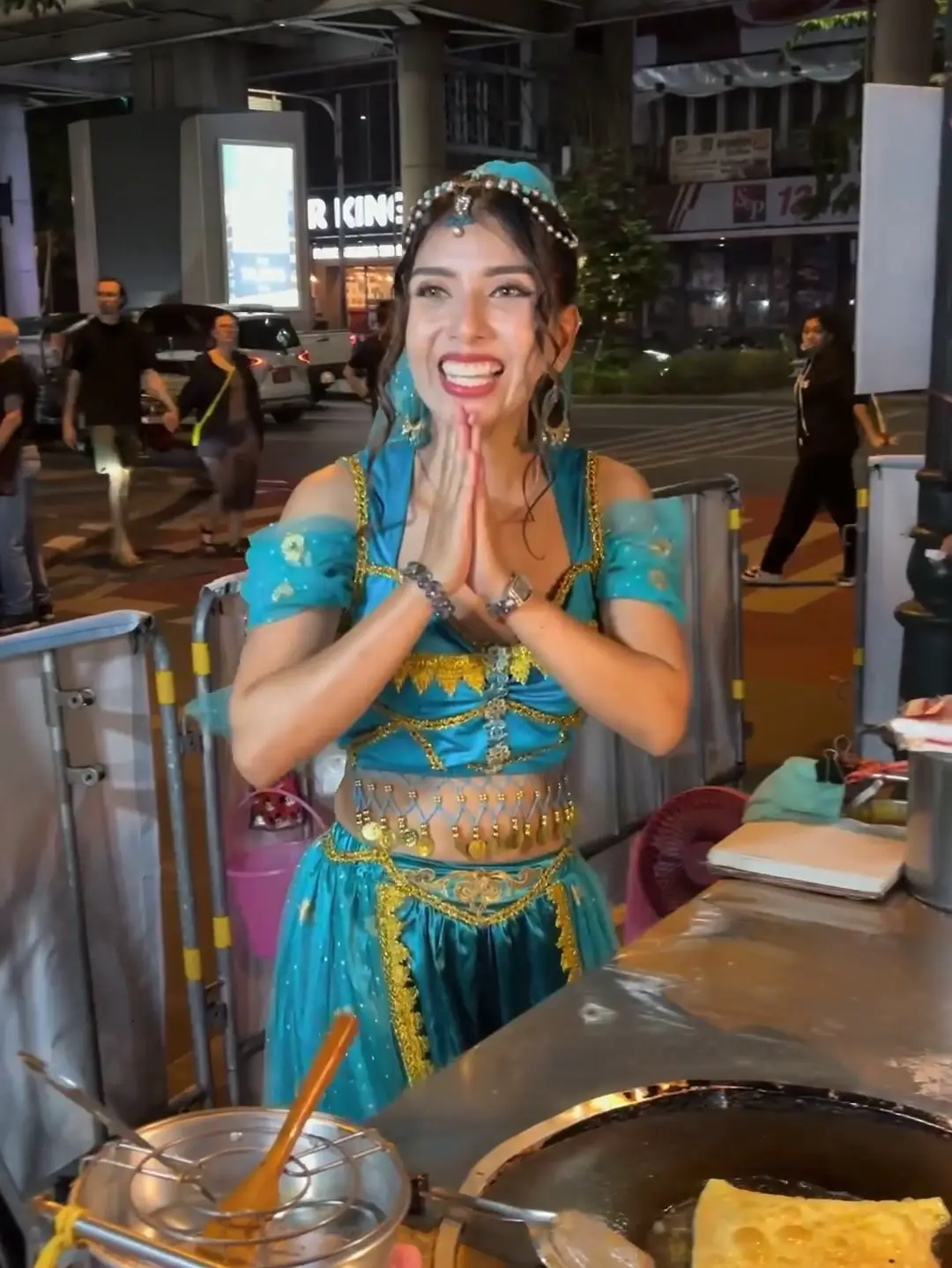 Puy Roti Lady in A Saree look | Video diterbitkan oleh Food Vendor | Lemon8