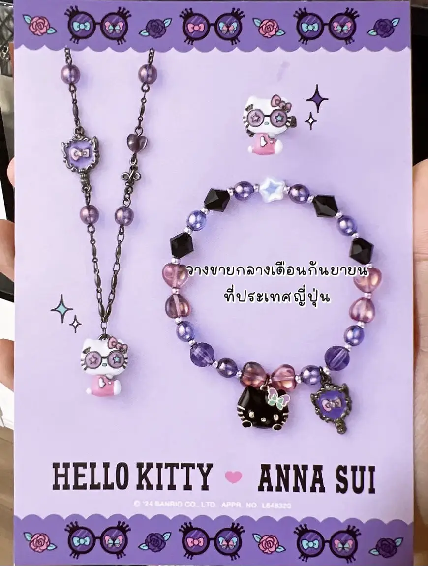 ANNA SUI 2024 x Hello Kitty's 50th anniversary 💜🖤 | แกลเลอรีที่โพสต์โดย ...