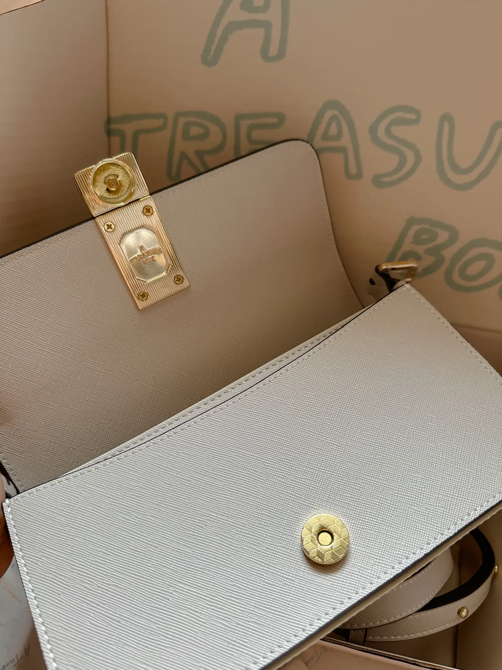 Emily Box A Treasurebox Emily รุ่นใหม่ต้องมี🤍👜 | แกลเลอรีที่โพสต์โดย asma.ntd ...