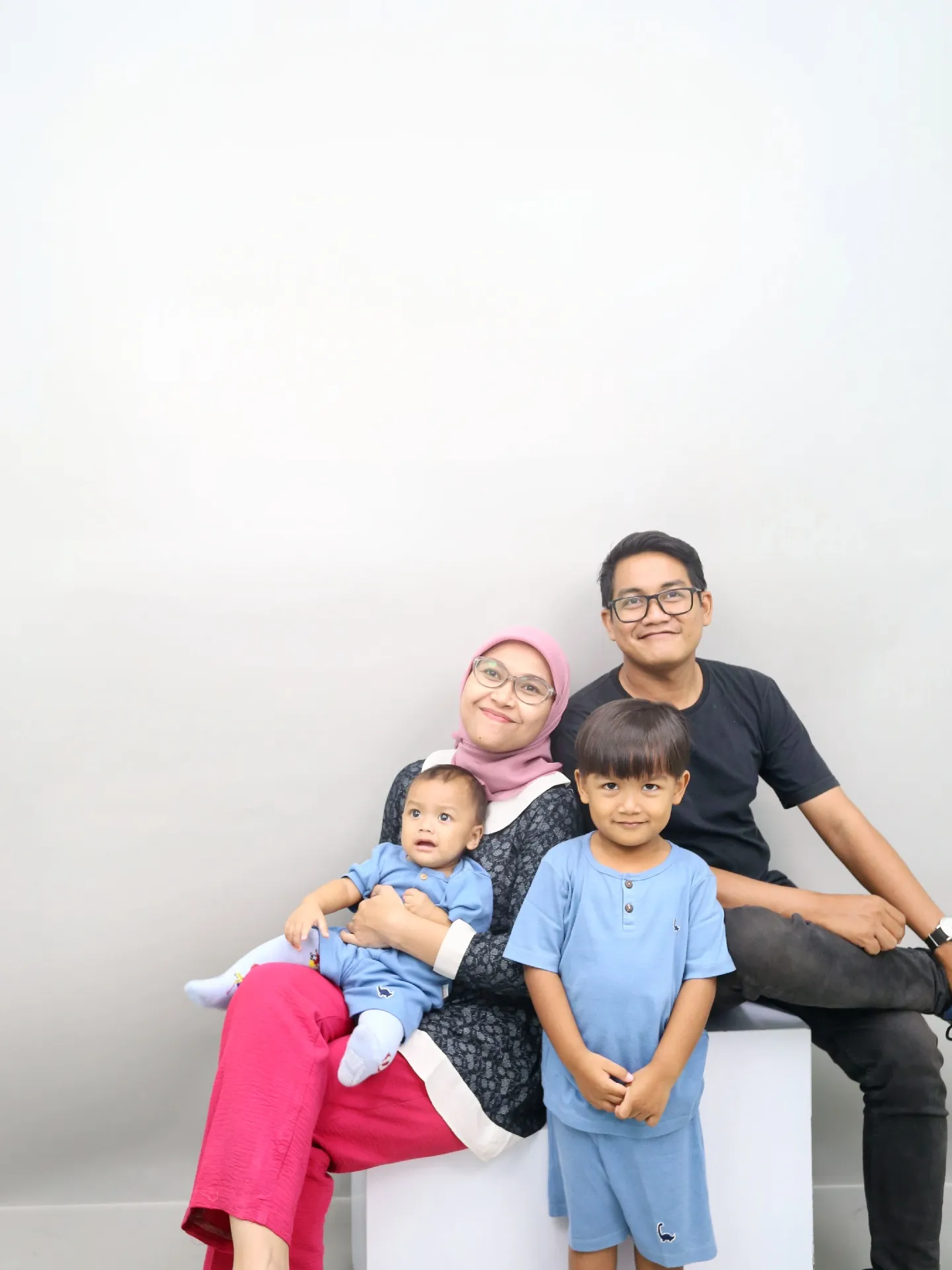 Foto Studio Keluarga 2 Anak - Pencarian Lemon8