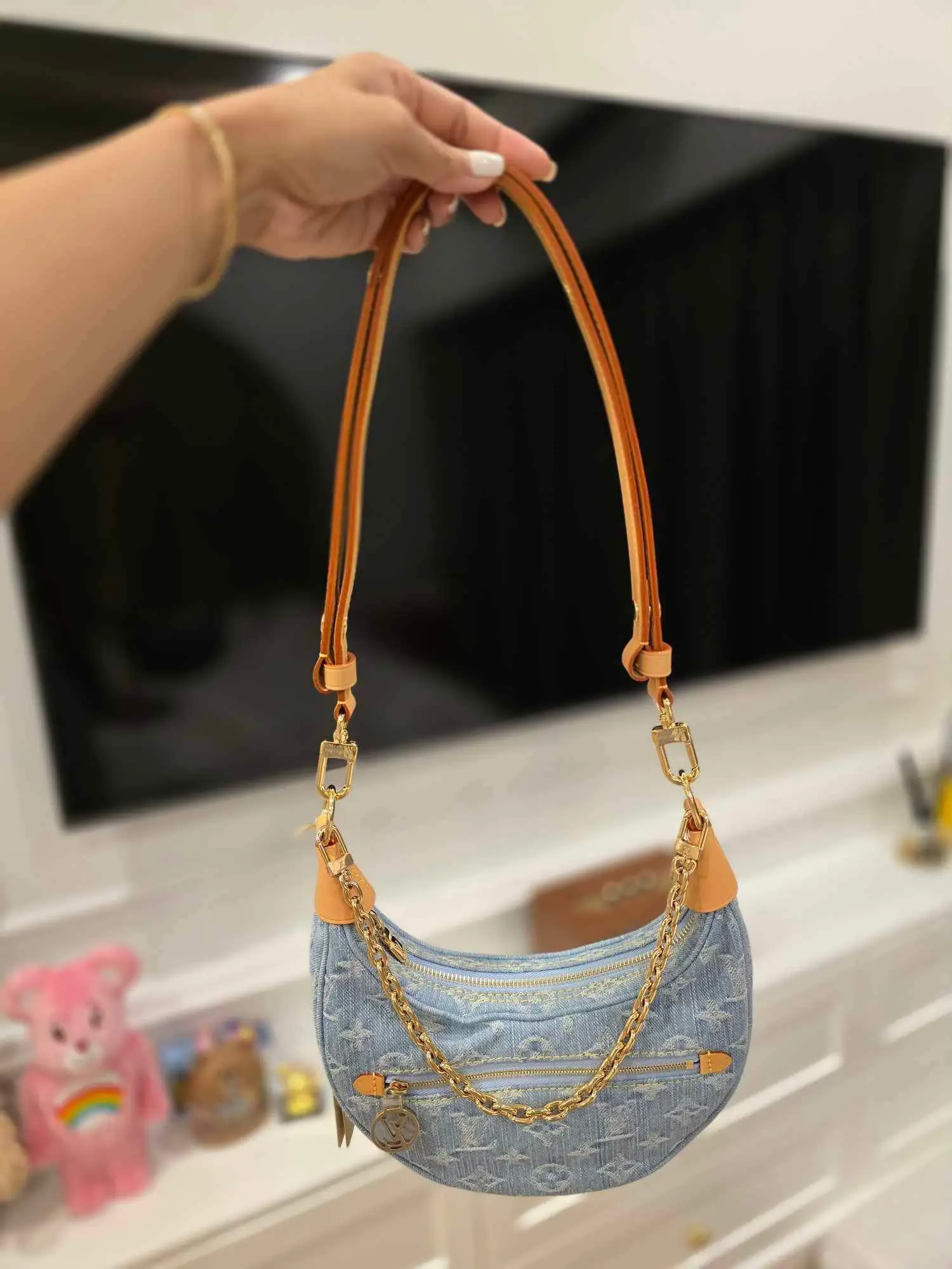 รีวิว กระเป๋า LV LOOP | แกลเลอรีที่โพสต์โดย N.R | Lemon8