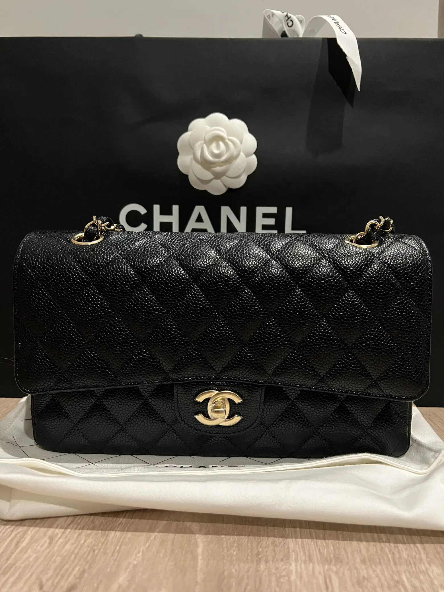 Chanel classic hot sale medium size