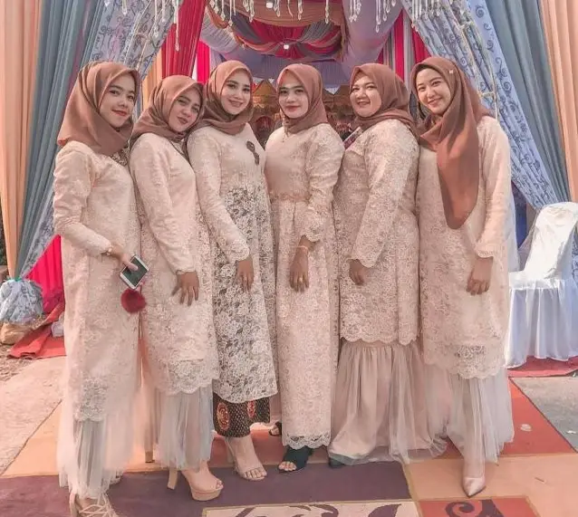 12 Model Baju Bridesmaid Untuk Orang Pendek | NinaAkhrimaが投稿