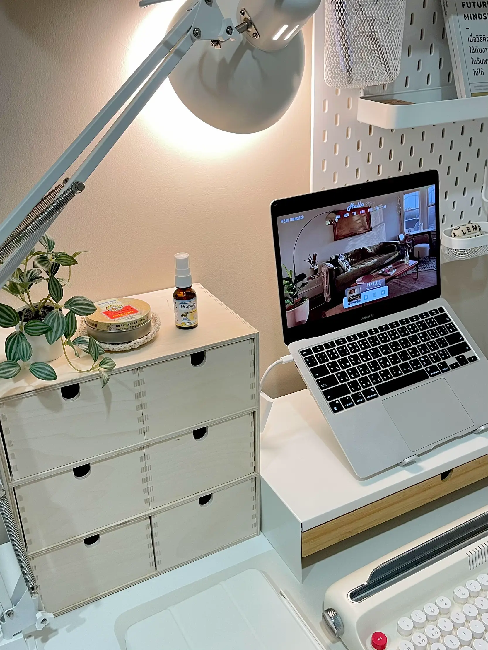 DESK TOUR พาทัวร์มุมทำงานมุมโปรด👩🏻‍💻🖥️ แกลเลอรีที่โพสต์โดย เฟิร์น
