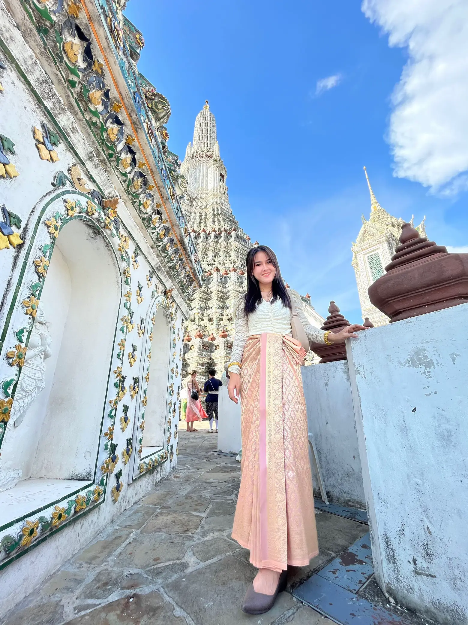 アルン寺院を訪れるためにタイの衣装を着て、タイの女性版が適用され 