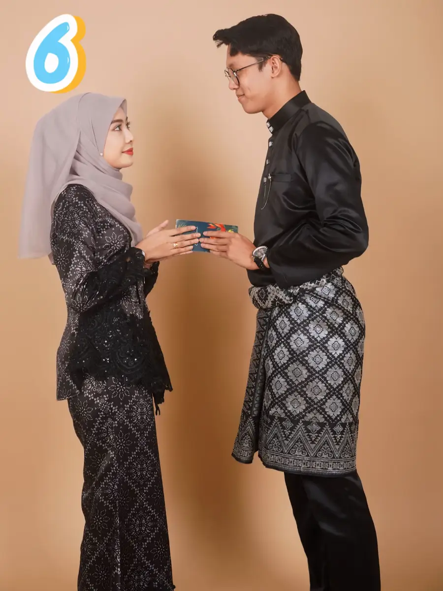 9 couple poses idea for Raya Studio Photoshoot! 🌙 | Galeri diposting ...