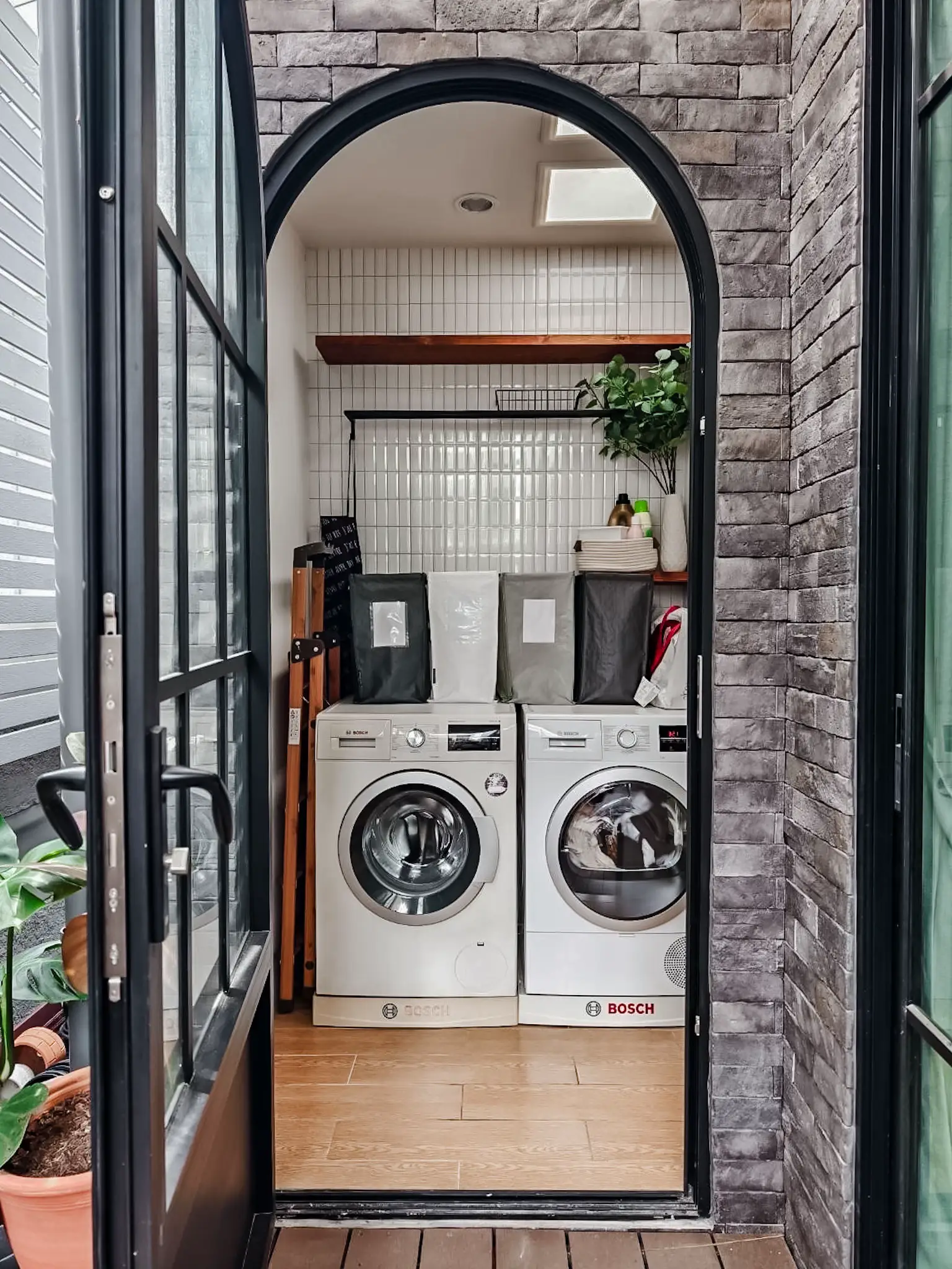 Laundry zone ขนาดเล็กในส่วนต่อเติม Townhome | แกลเลอรีที่โพสต์โดย Mean ...