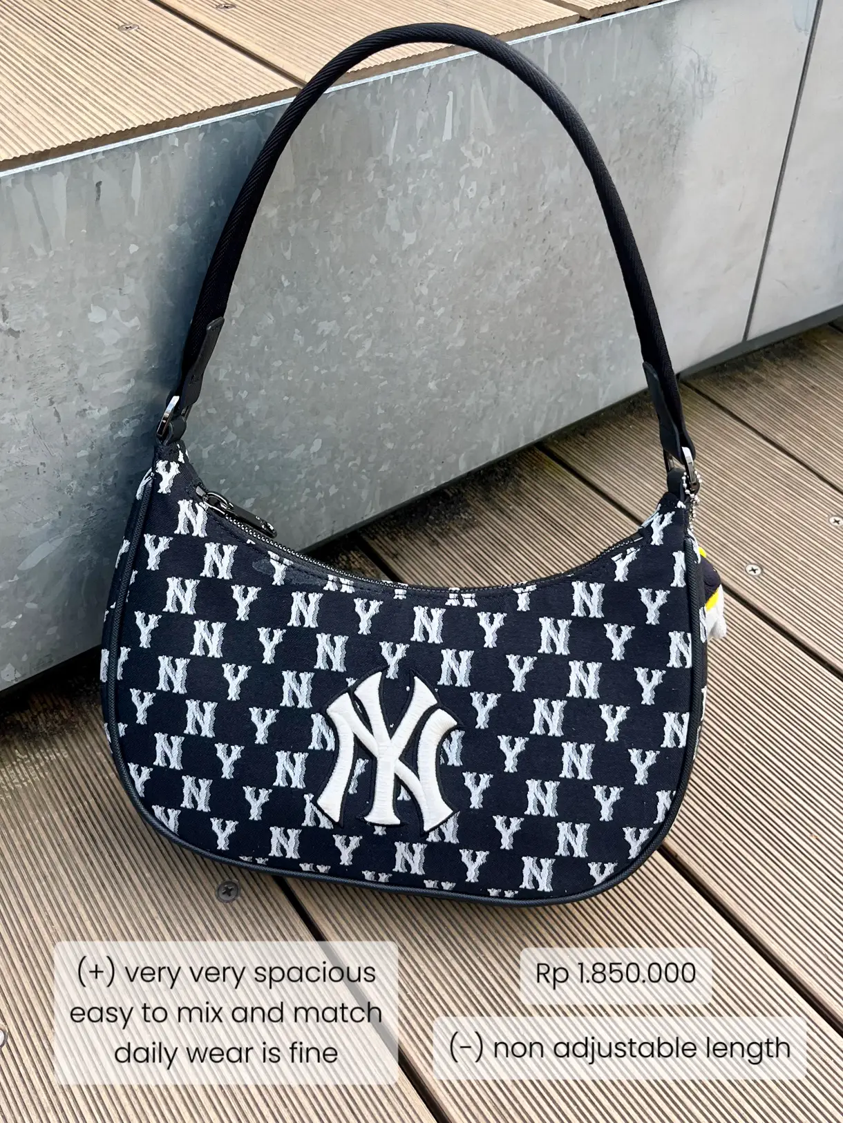 NEW YORK YANKEES Nylon Hobo Bag (Black)