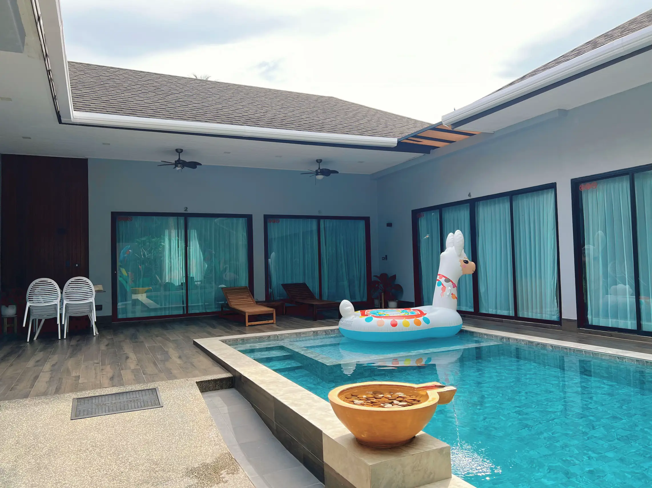 Saya Pool Villas on the beach พูลวิลล่าพัทยา | วิดีโอที่เผยแพร่โดย ออก ...