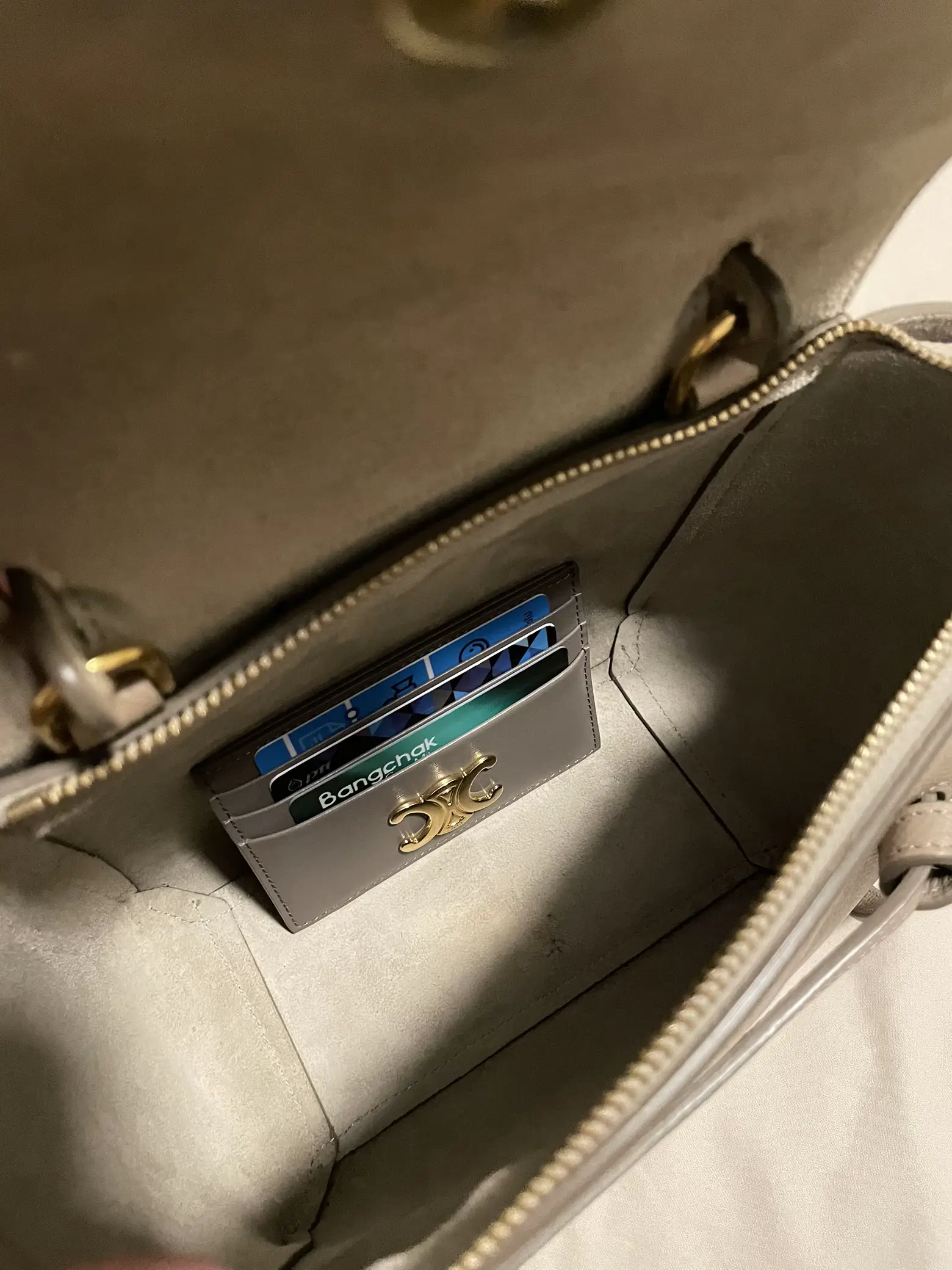 Celine TRIOMPHE Card holder สีเทาเพบเบิ้ล แกลเลอรีที่โพสต์โดย