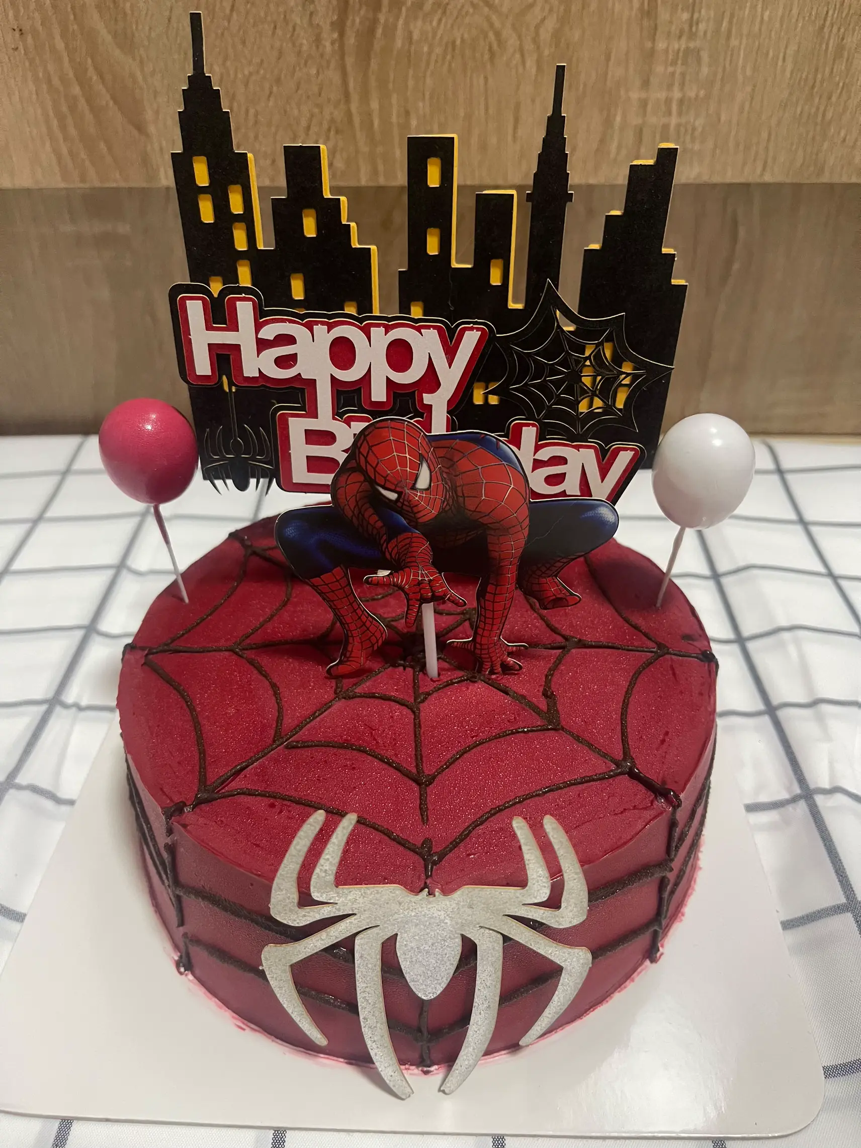 スパイダーマンのケーキ、ミニマリストの写真コーナーの配置 | Praewptkが投稿したフォトブック | Lemon8