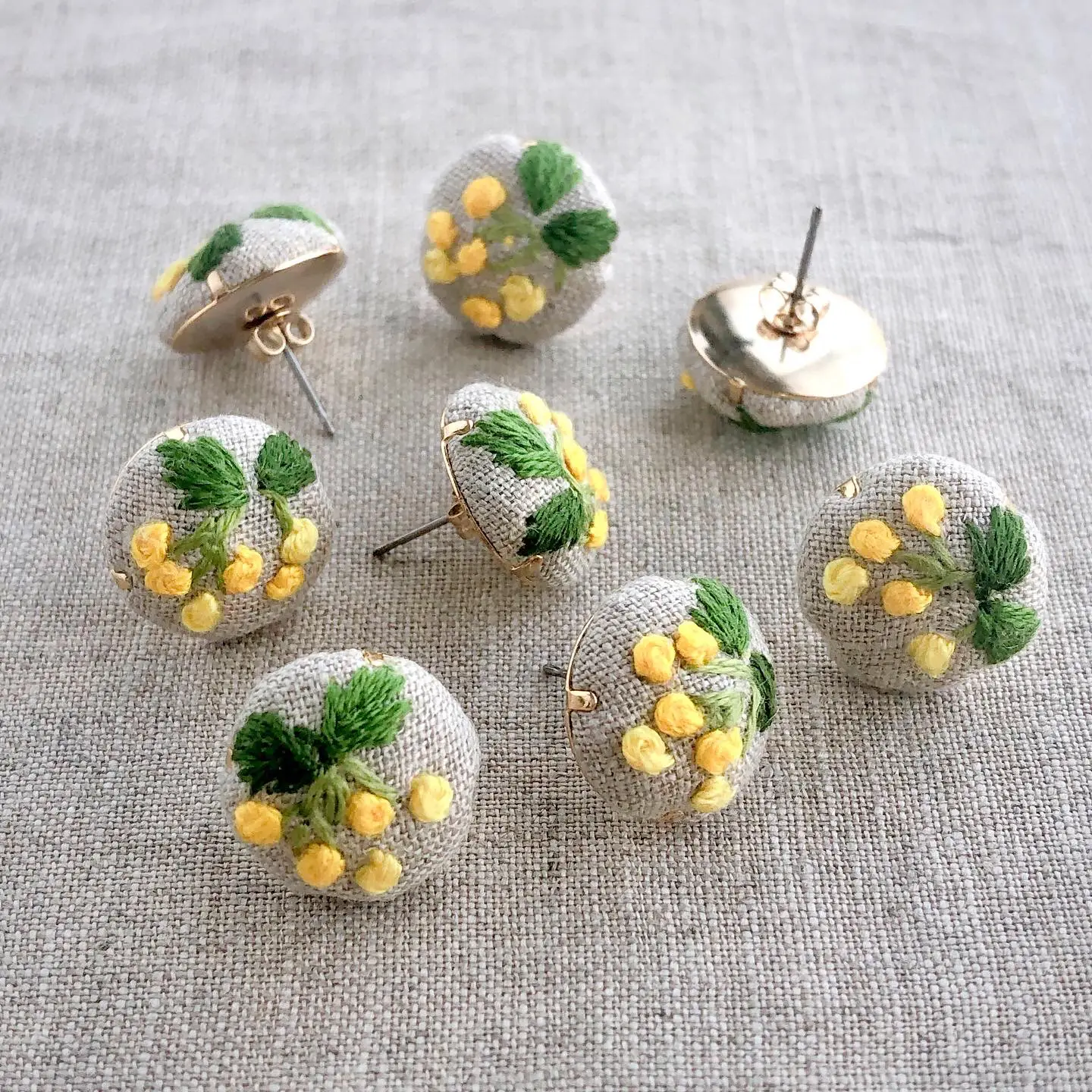 ミモザの刺繍ピアス | Risa_broderieが投稿したフォトブック | Lemon8