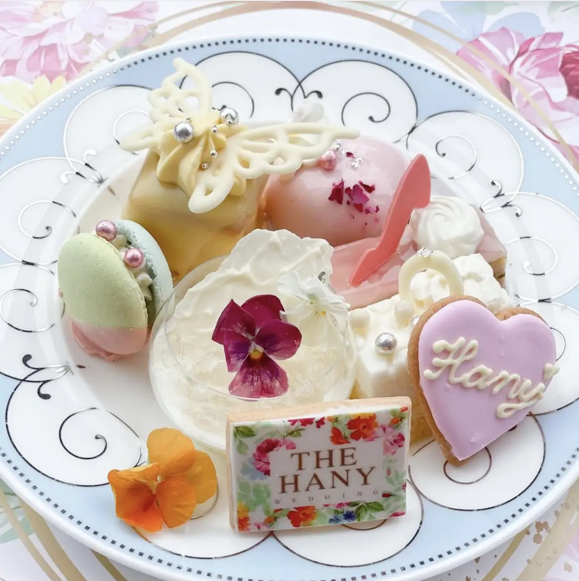 ヨーロピアン風宝石のやような装飾が美しい ケーキスタンド