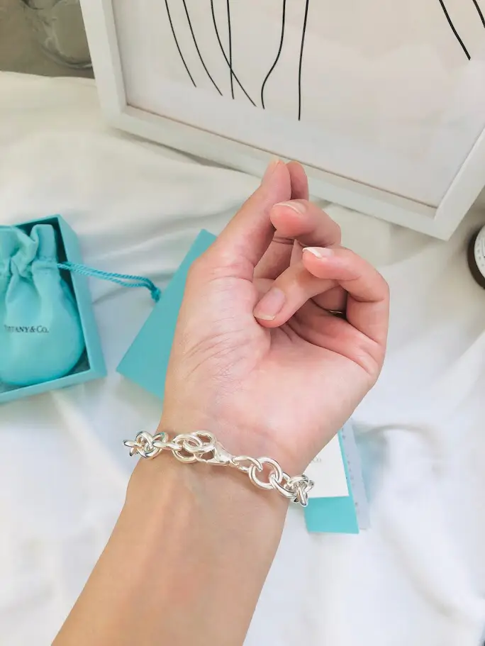 夏の腕に上品さを忍ばせて。TIFFANY&CO.のラウンドリンクブレスレットはヘビロテ確実♪ | sara13が投稿したフォトブック | Lemon8