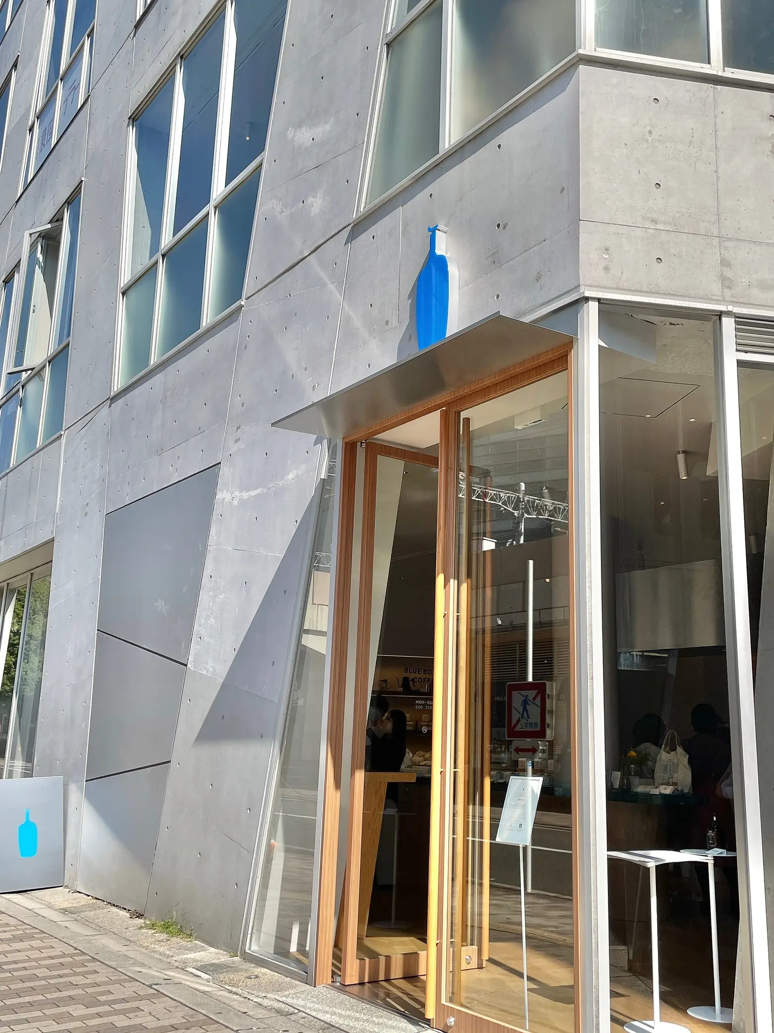 Blue Bottle Coffee Umeda Chayamachi Cafe / I IN