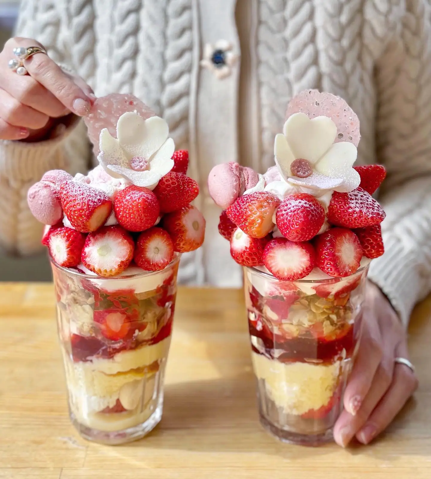 圧巻のボリューム😳💓超BIGサイズの苺のグランパルフェ🍓🥄 | AKANEが