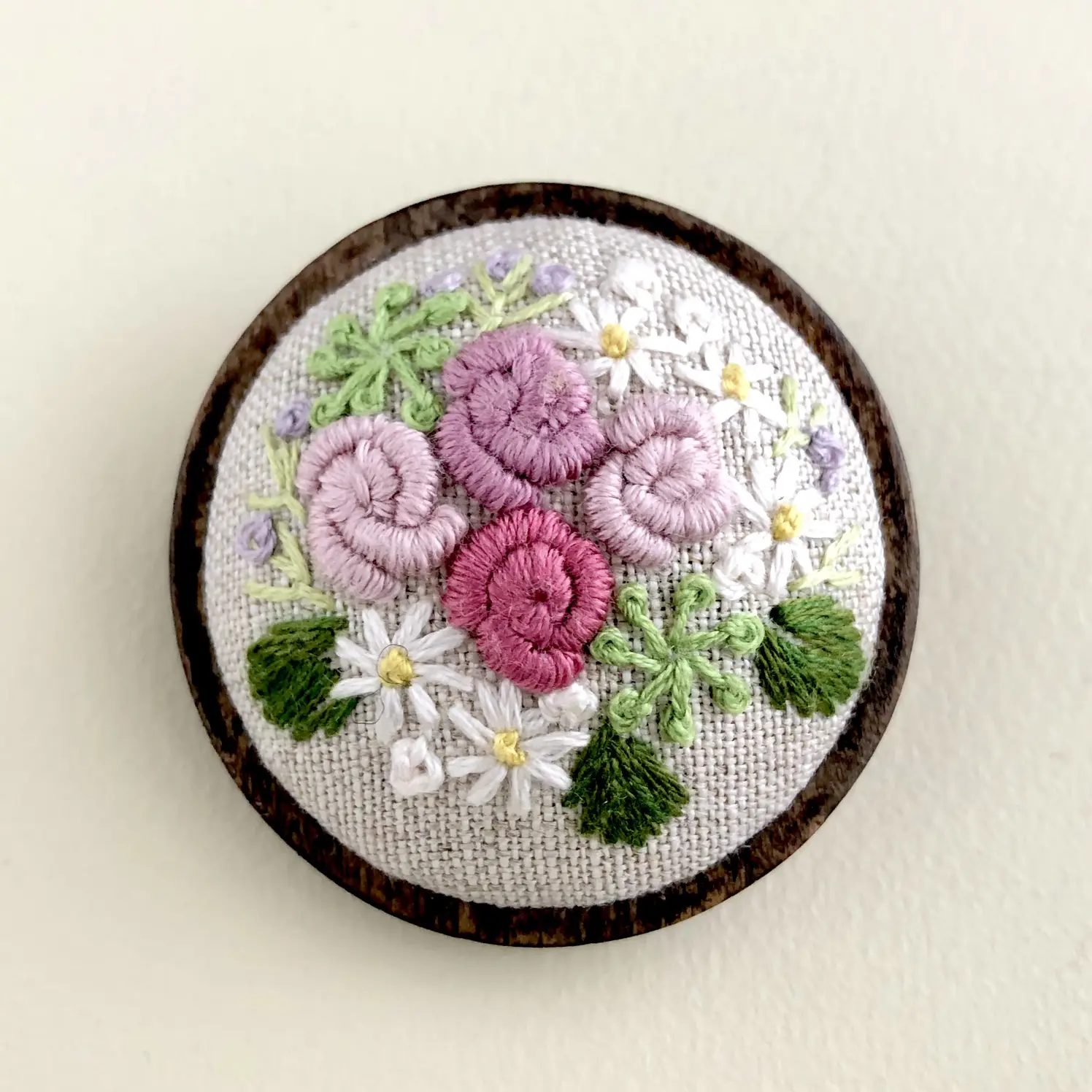 アンティークピンクのバラ刺繍ブローチ | Risa_broderieが投稿した