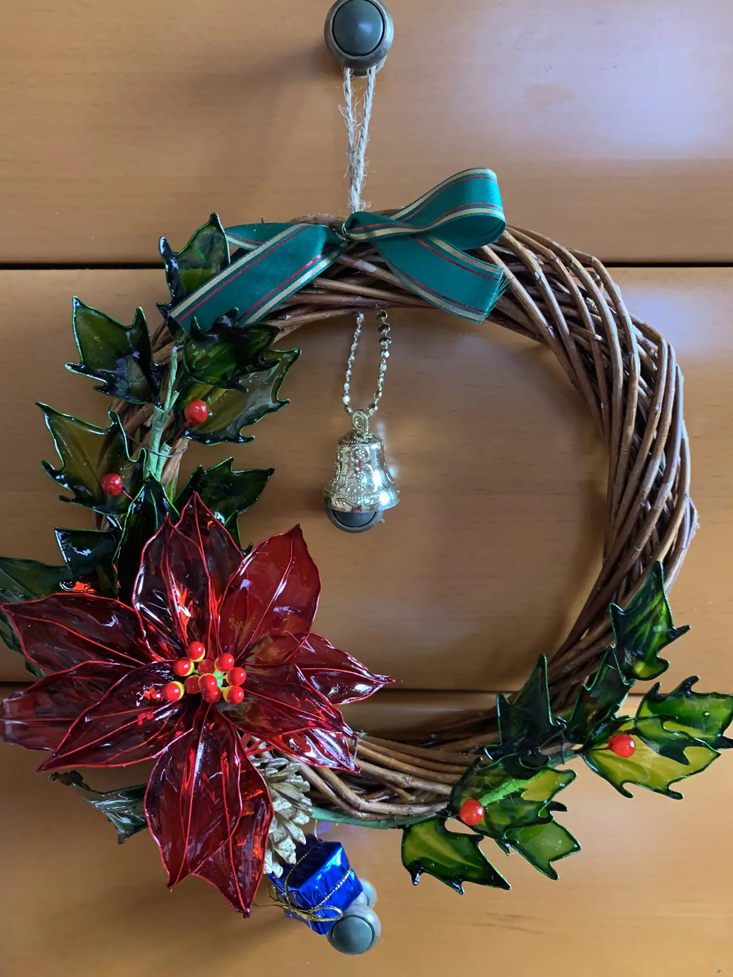 ポインセチアとクリスマスローズのリース　　　　　（ディップフラワー） bf7459540b8f346fad1ebe82168669