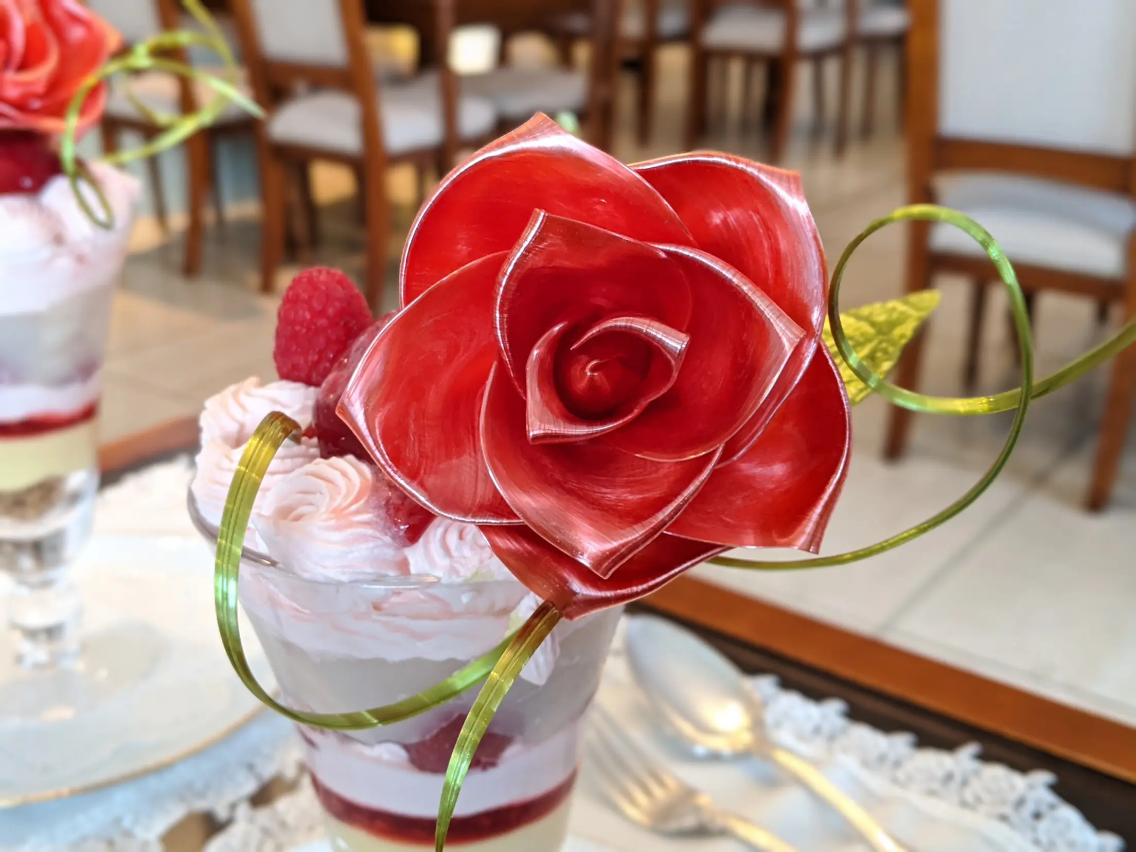 薔薇の飴細工が芸術的すぎる！山の上ホテルの薔薇とライチのパフェ