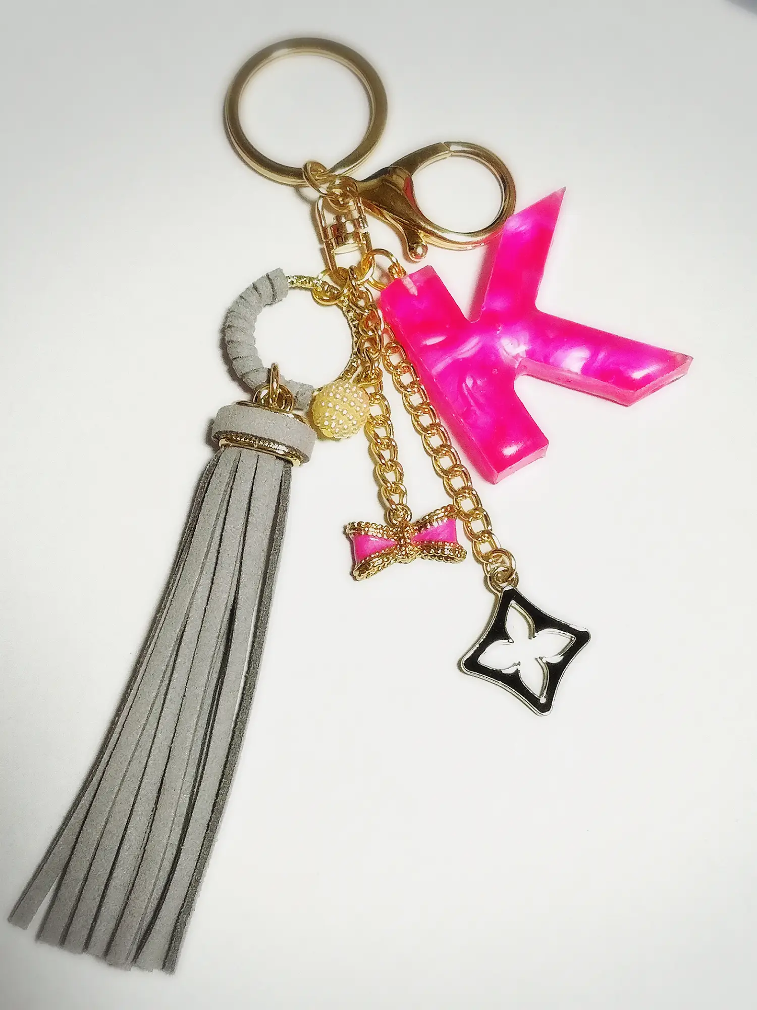レジン イニシャルキーホルダー【K】 ホワイトシェルの通販 by