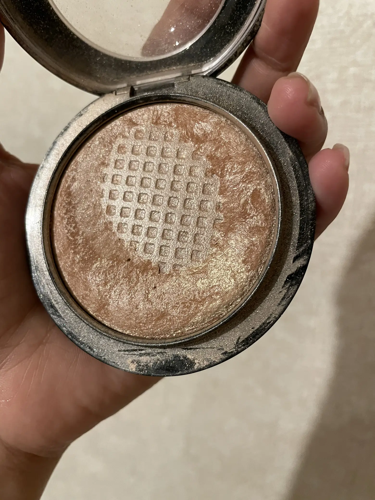 M・A・C/マックのハイライトでツヤをプラス 名品「ミネラライズ スキン