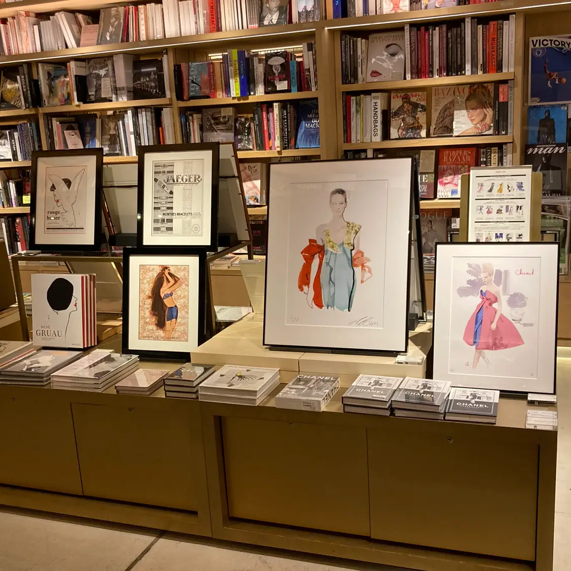 Ginza] Illustrations such as Chanel, Dior, Valentino are exhibited