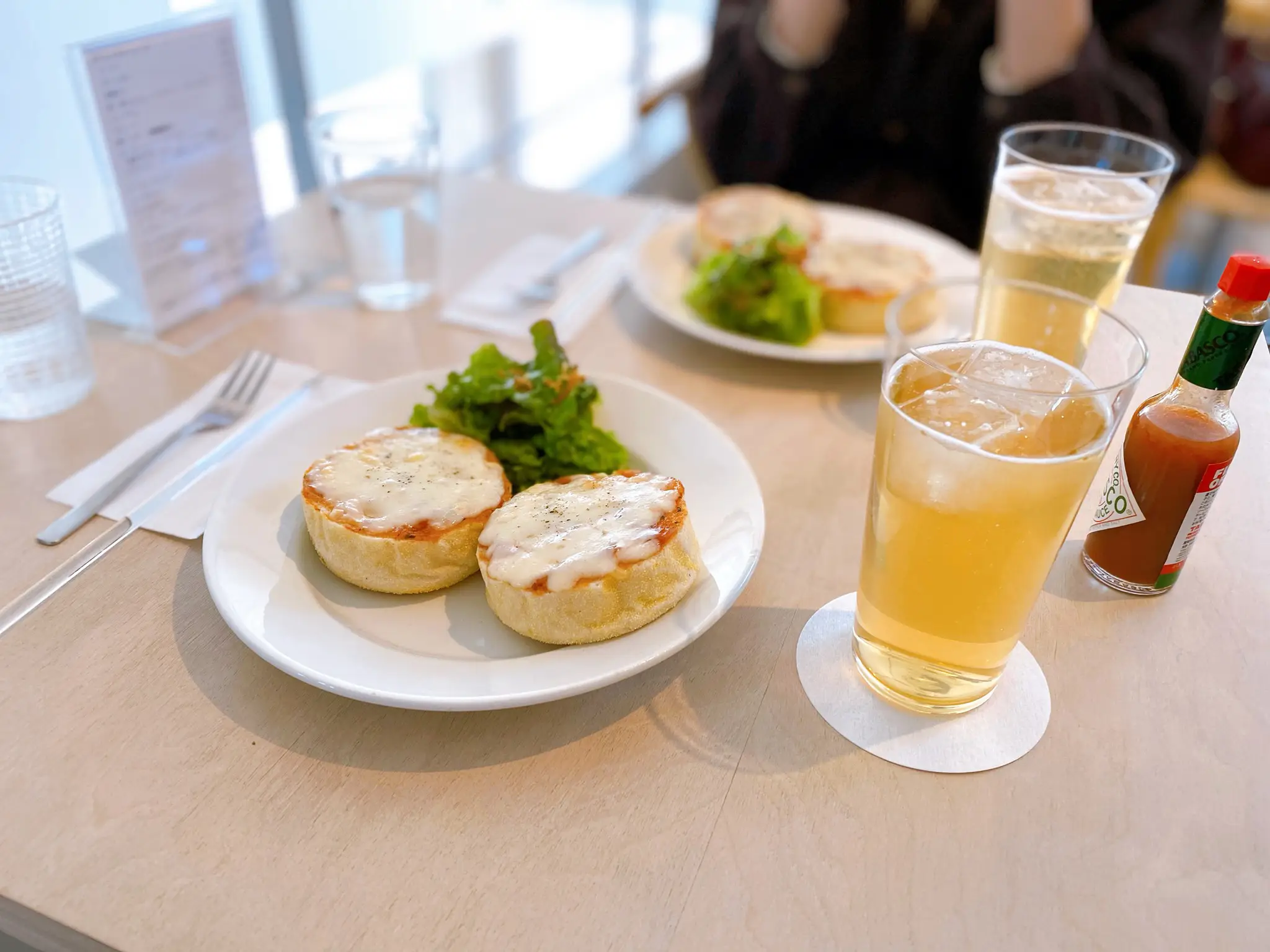 アンティーク食器を販売するおしゃれカフェ☕️Sabita(サビタ) | おに