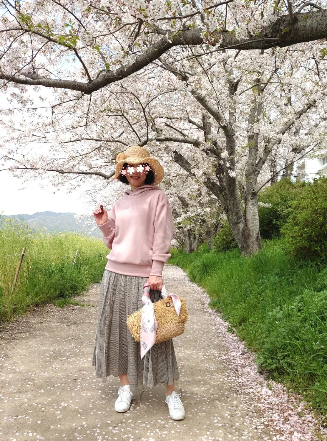 美しい桜の風景に馴染む桜餅コーデ🌸🌿 | hinahimeが投稿したフォト